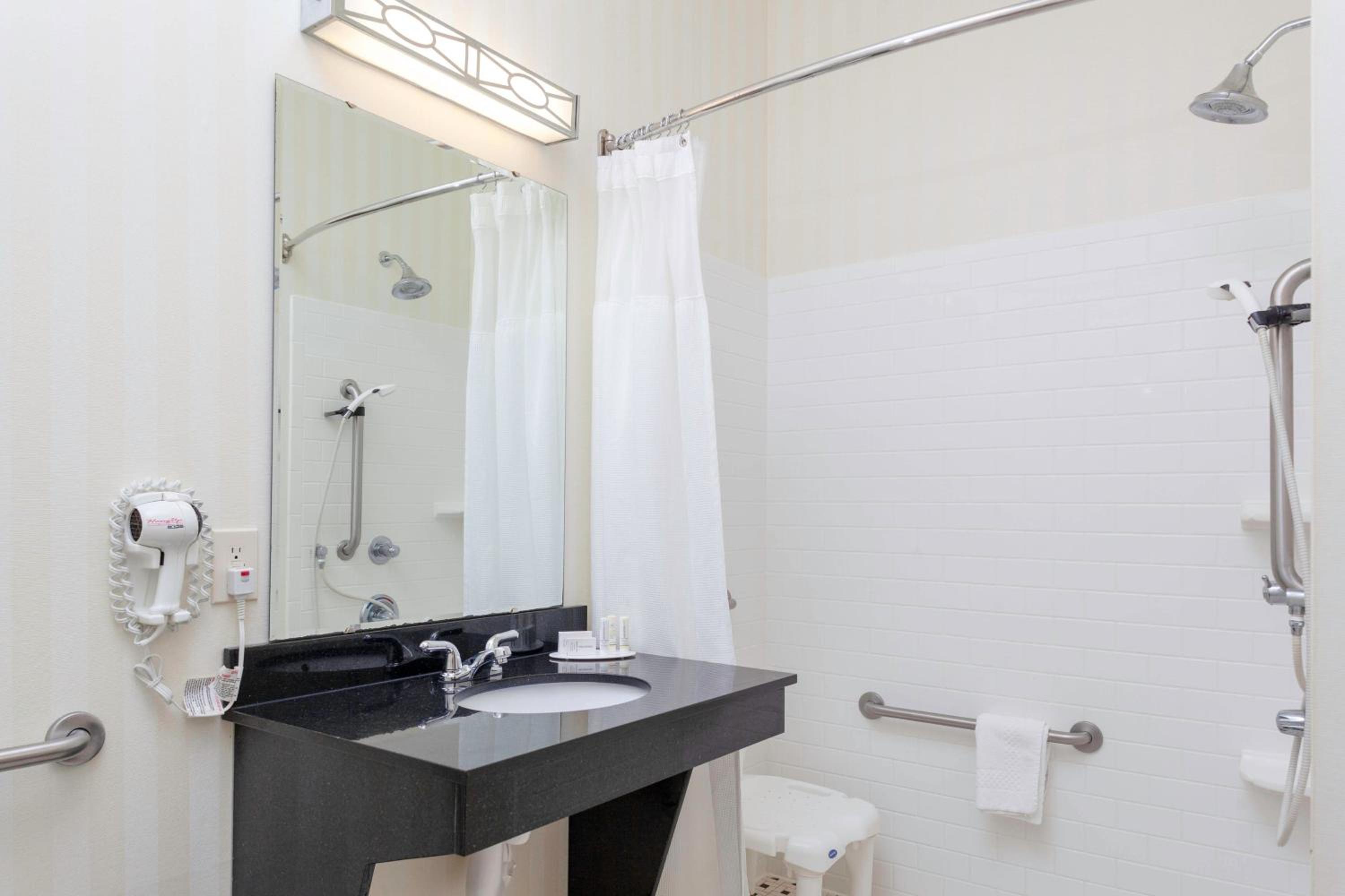 King Room with Bathtub - Mobility Access/Hearing Accessible photo 3