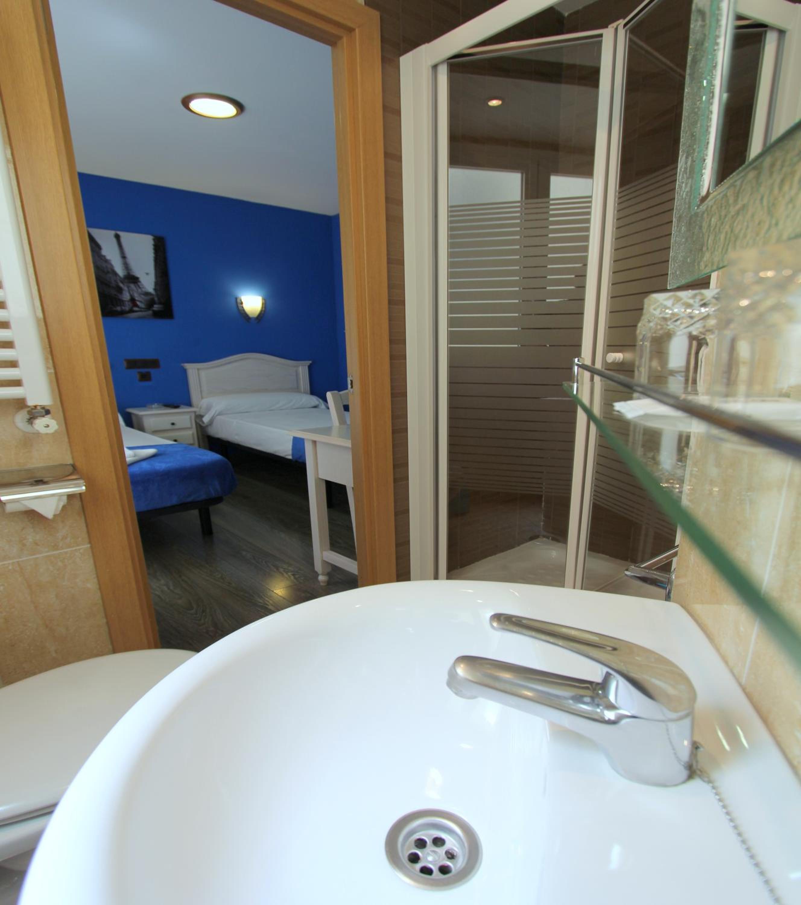 Twin Room - Photo 2