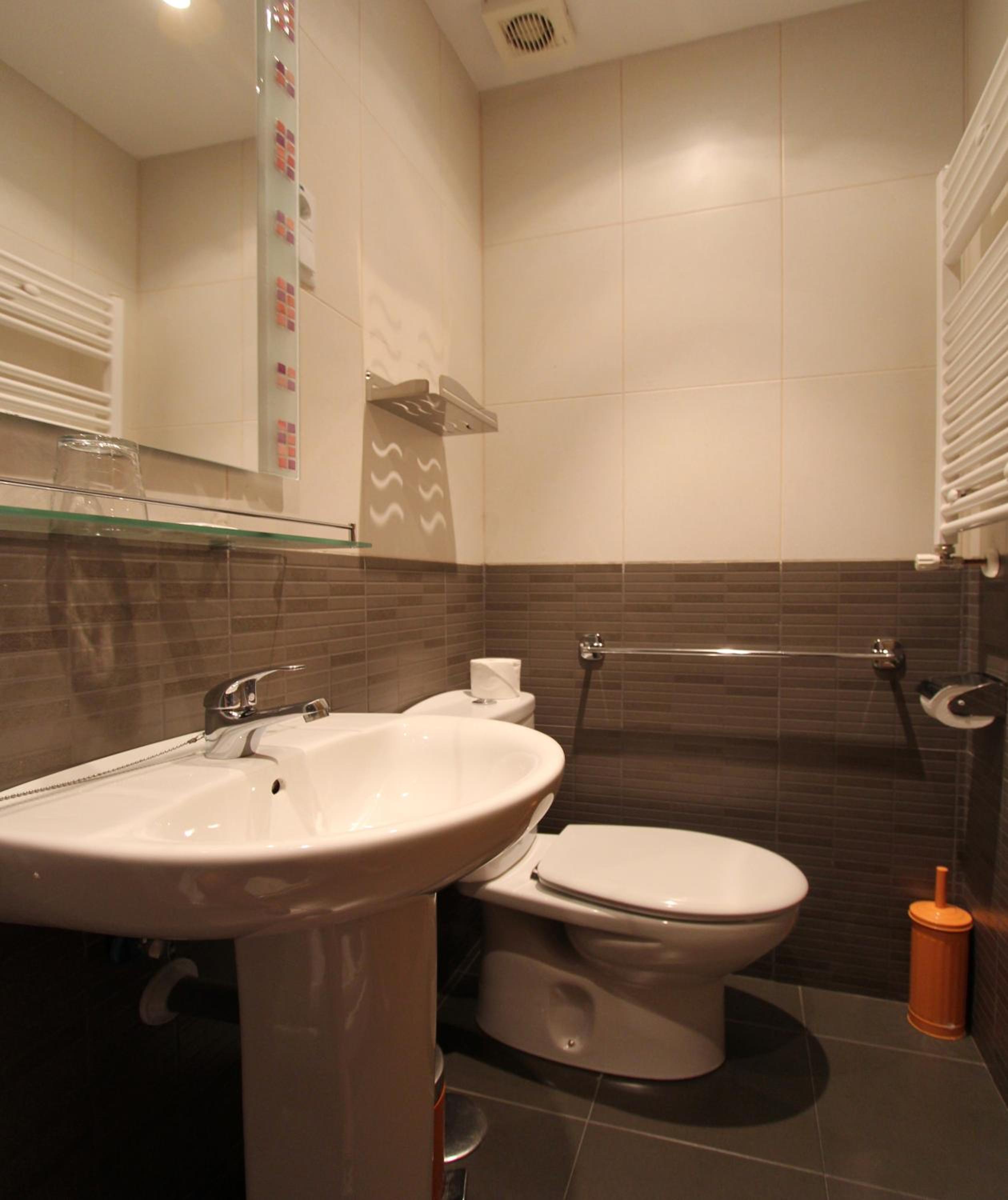 Twin Room - Photo 23