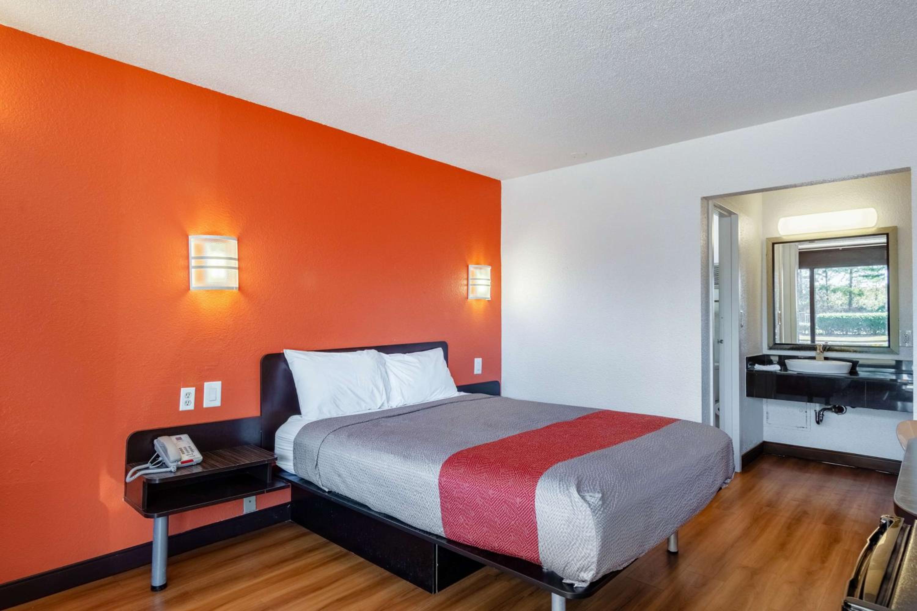 Queen Room - Disability Access photo 1