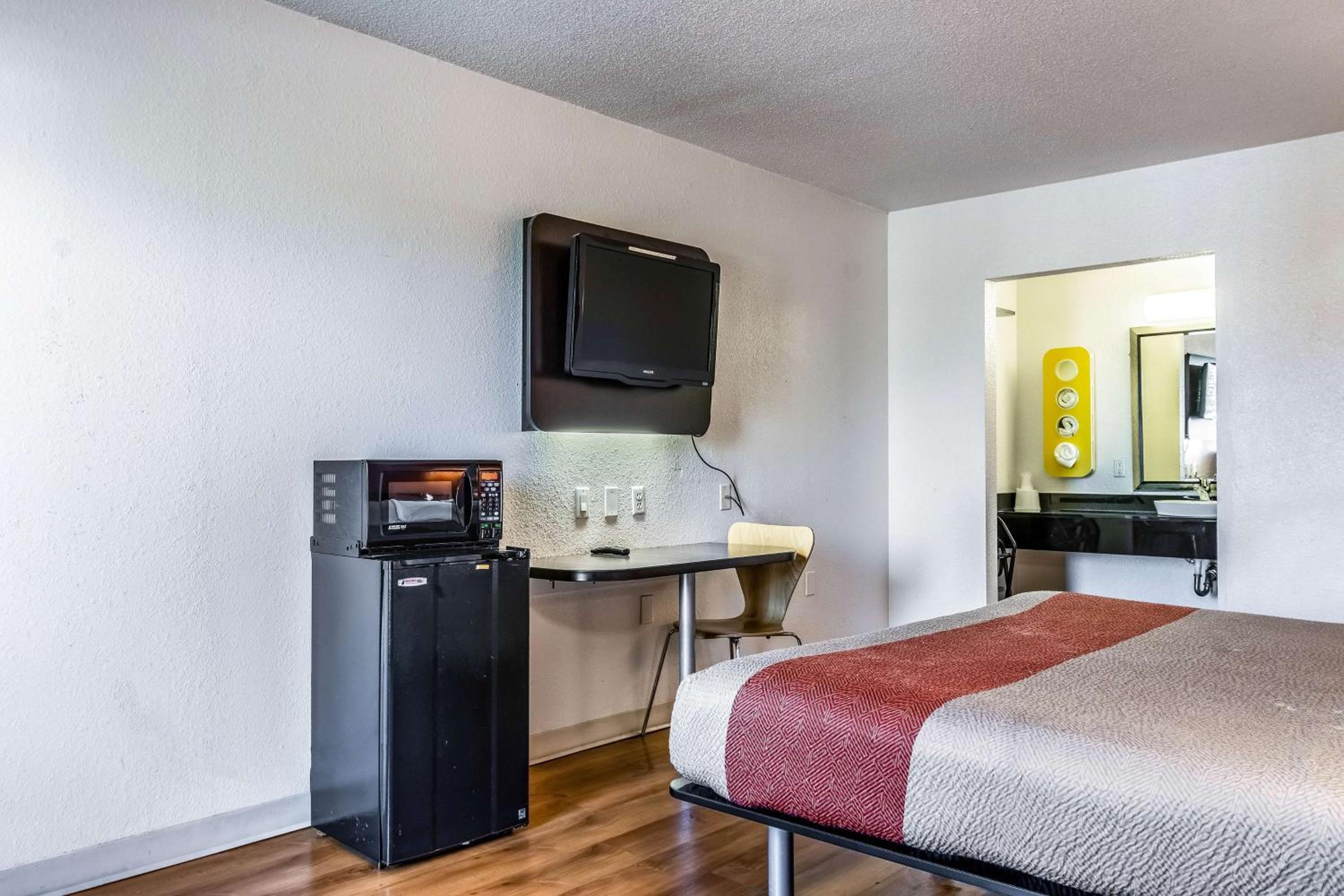 Deluxe King Room - Non-Smoking photo 3