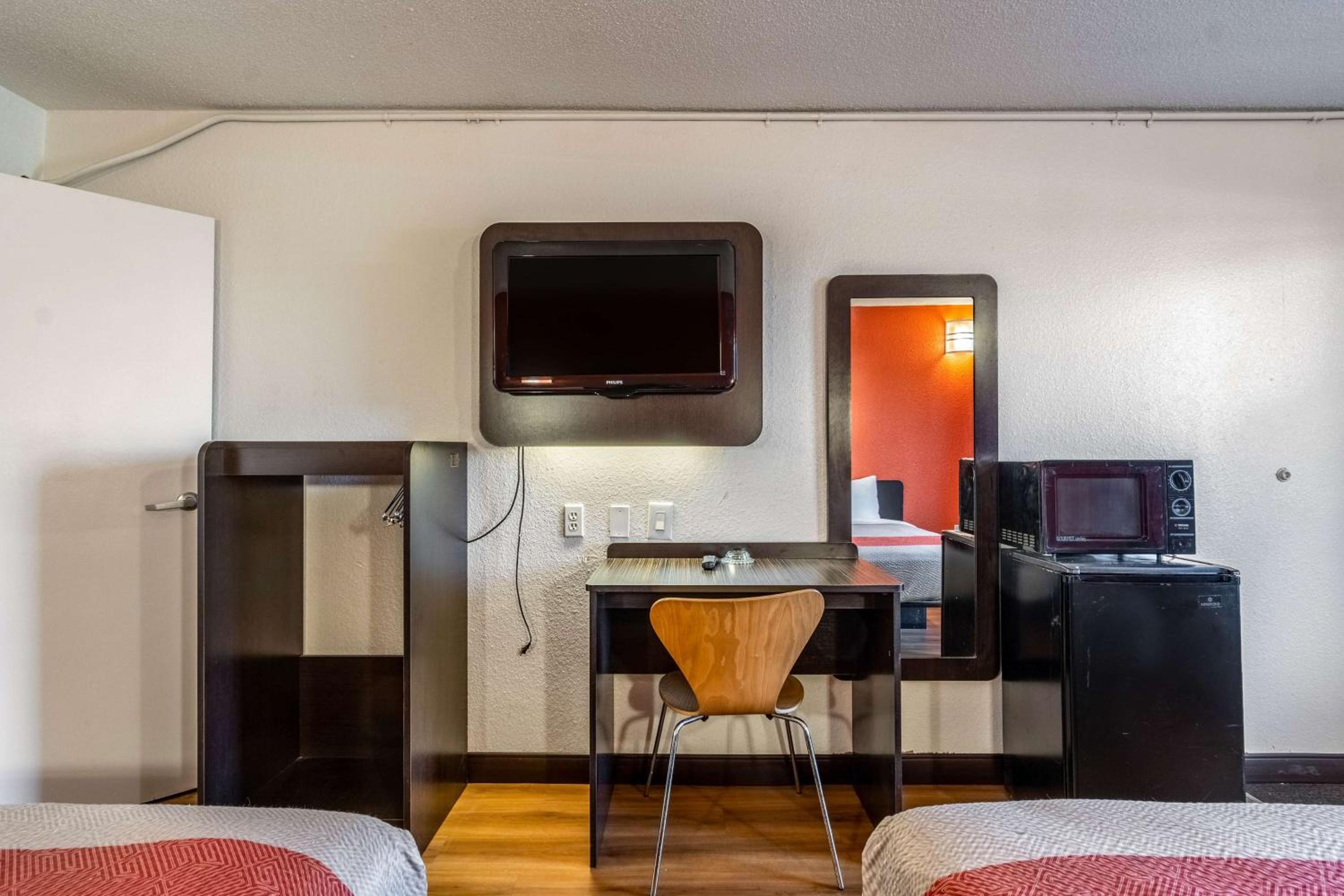 Deluxe Queen Room with Two Queen Beds - Non-Smoking photo 3