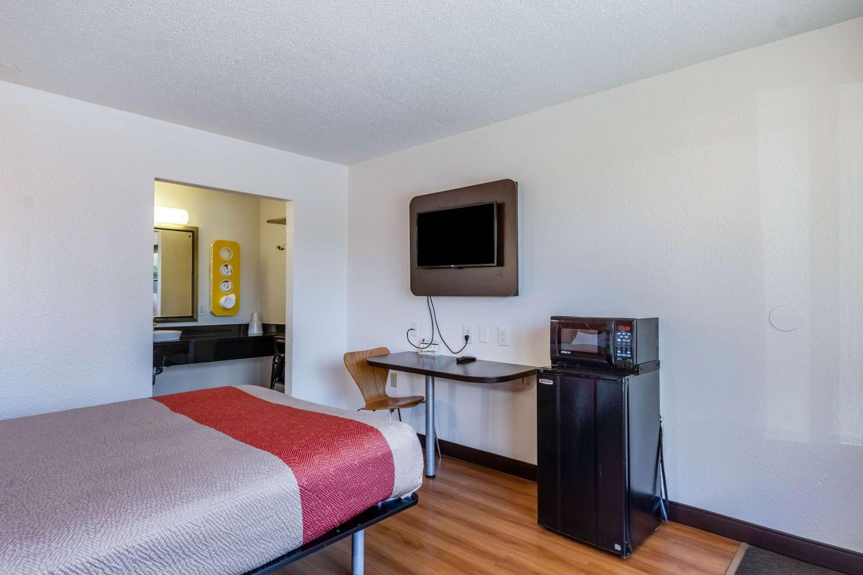 Queen Room - Disability Access photo 2