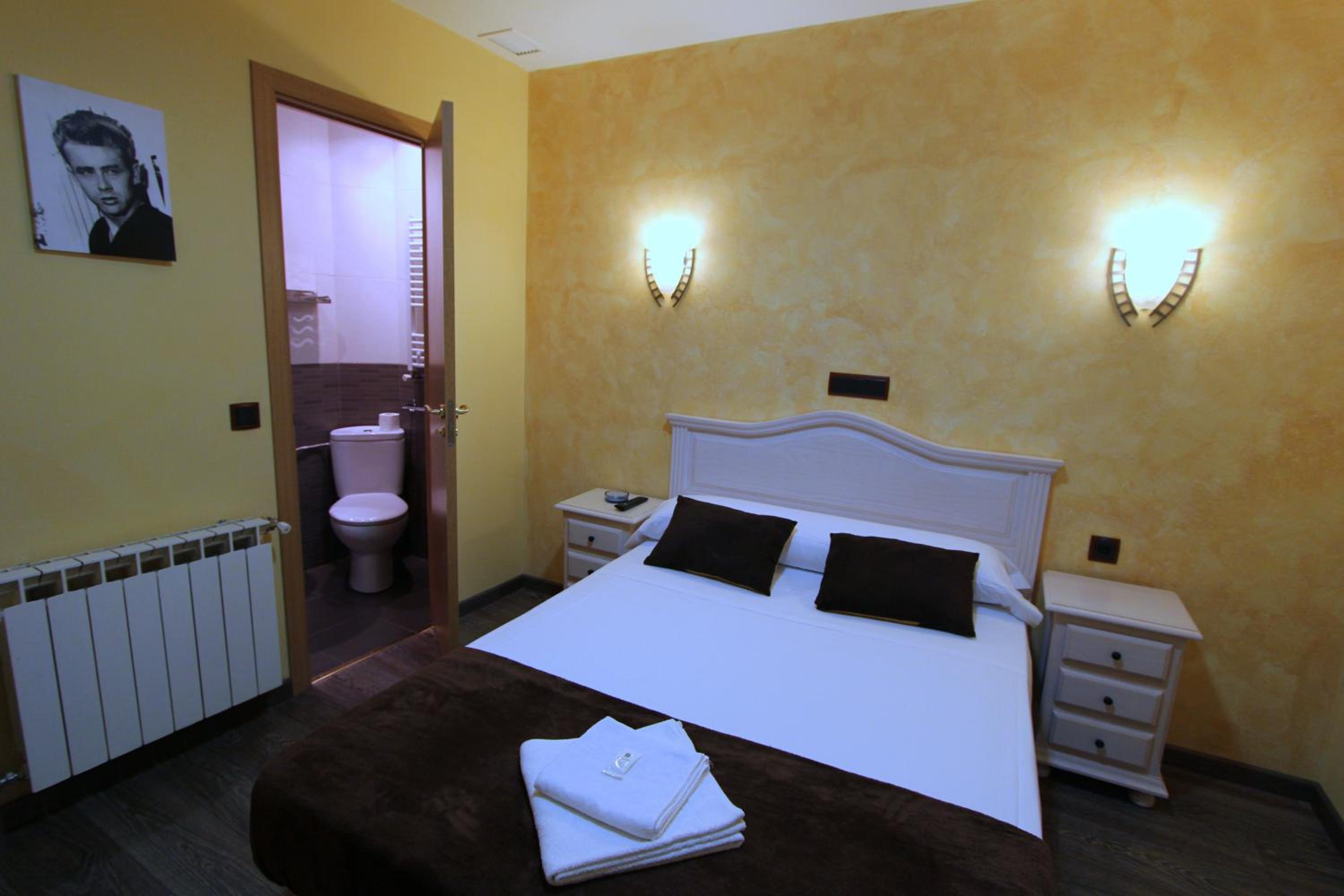 Double Room - Photo 18