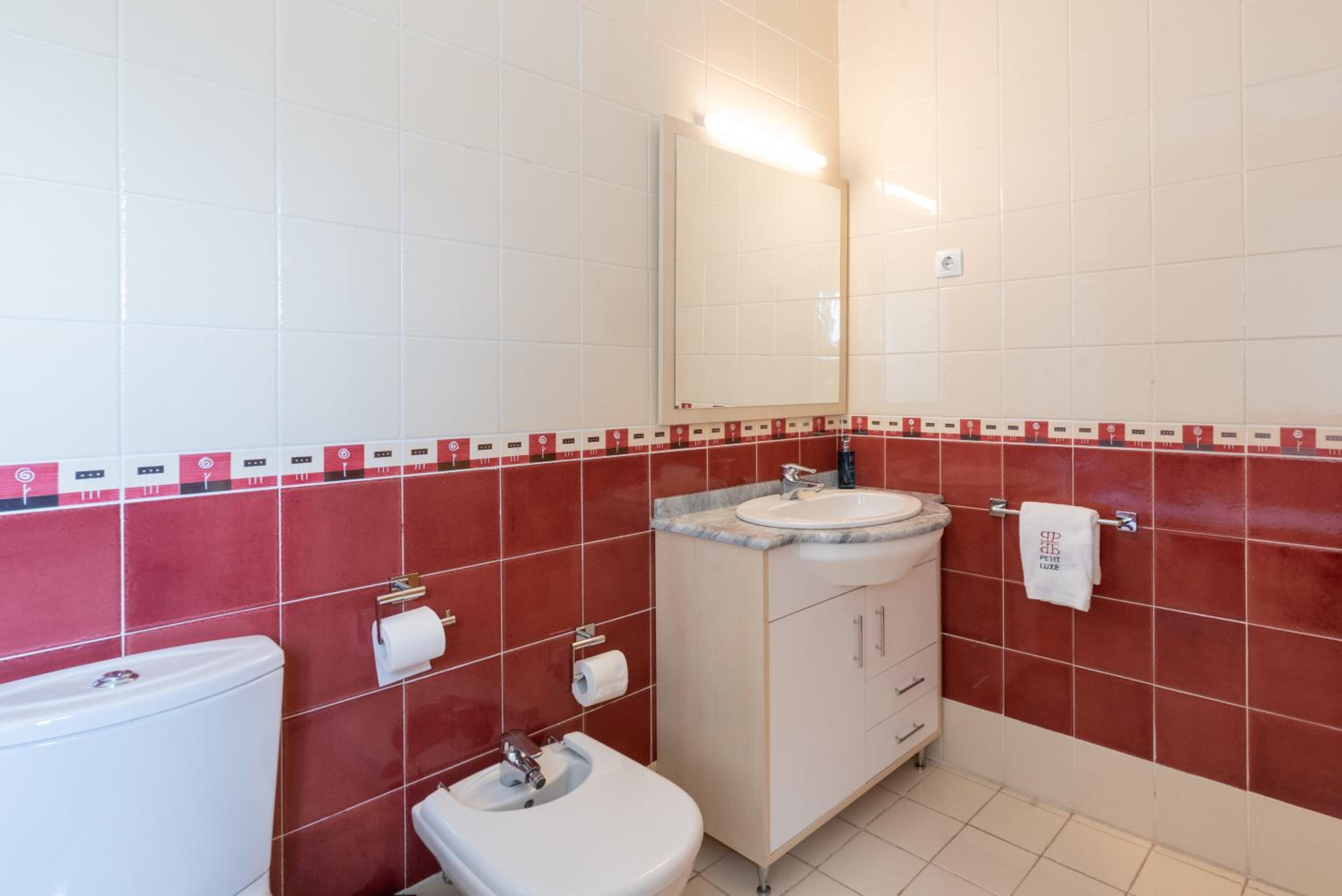 Three-Bedroom Apartment - Photo 19