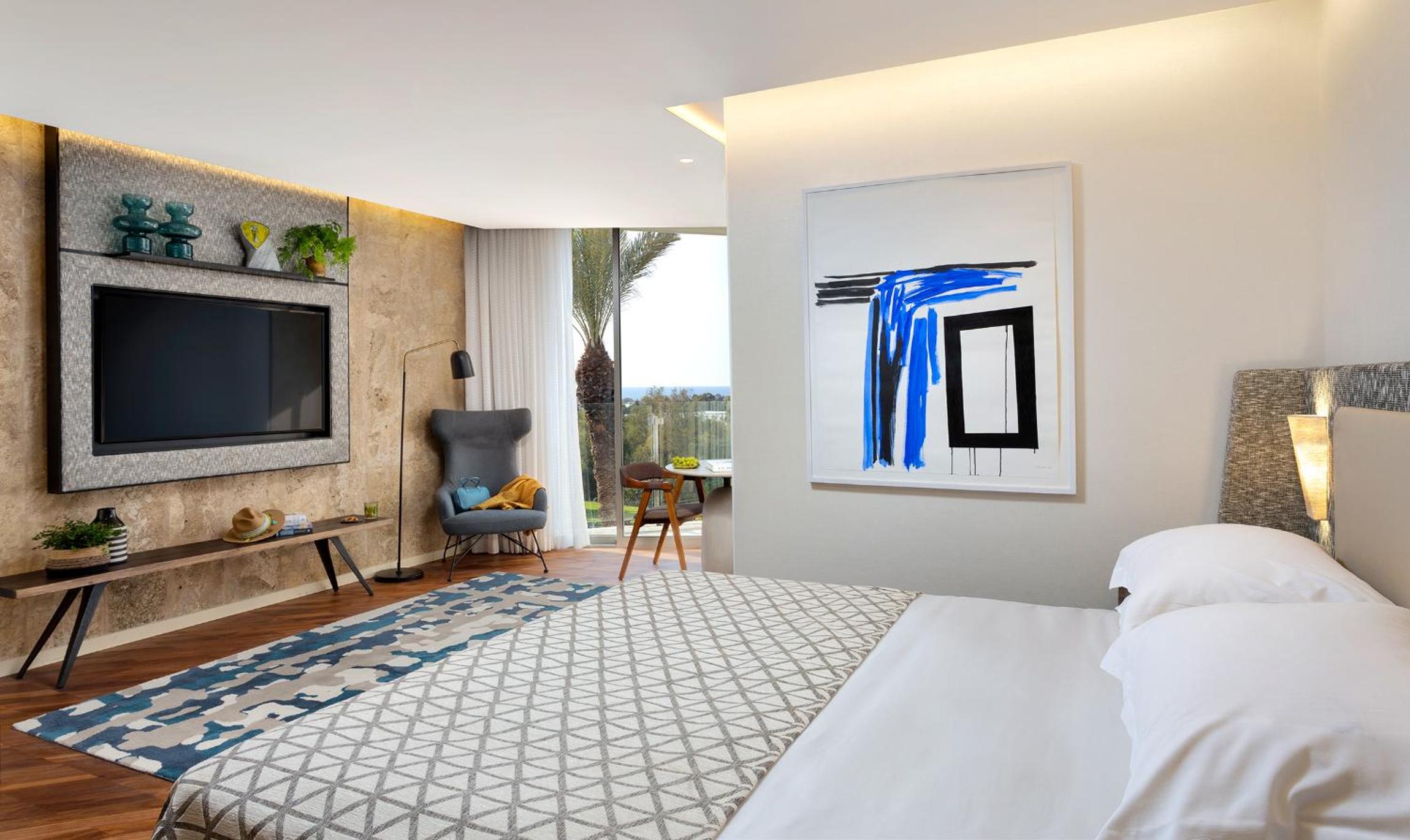 Deluxe Room (2 Adults + 1 Child)