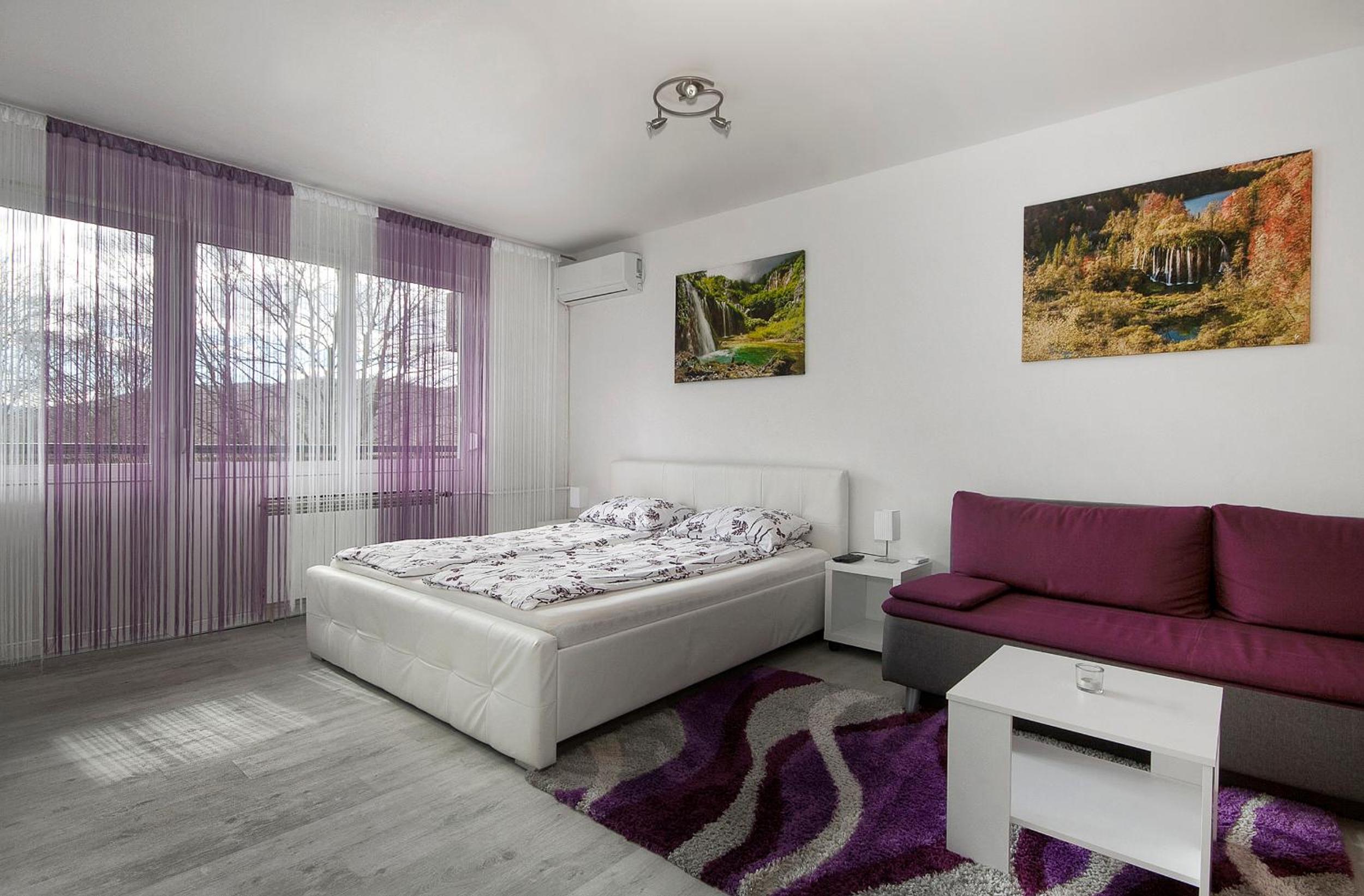 Studio Apartment - Photo 1