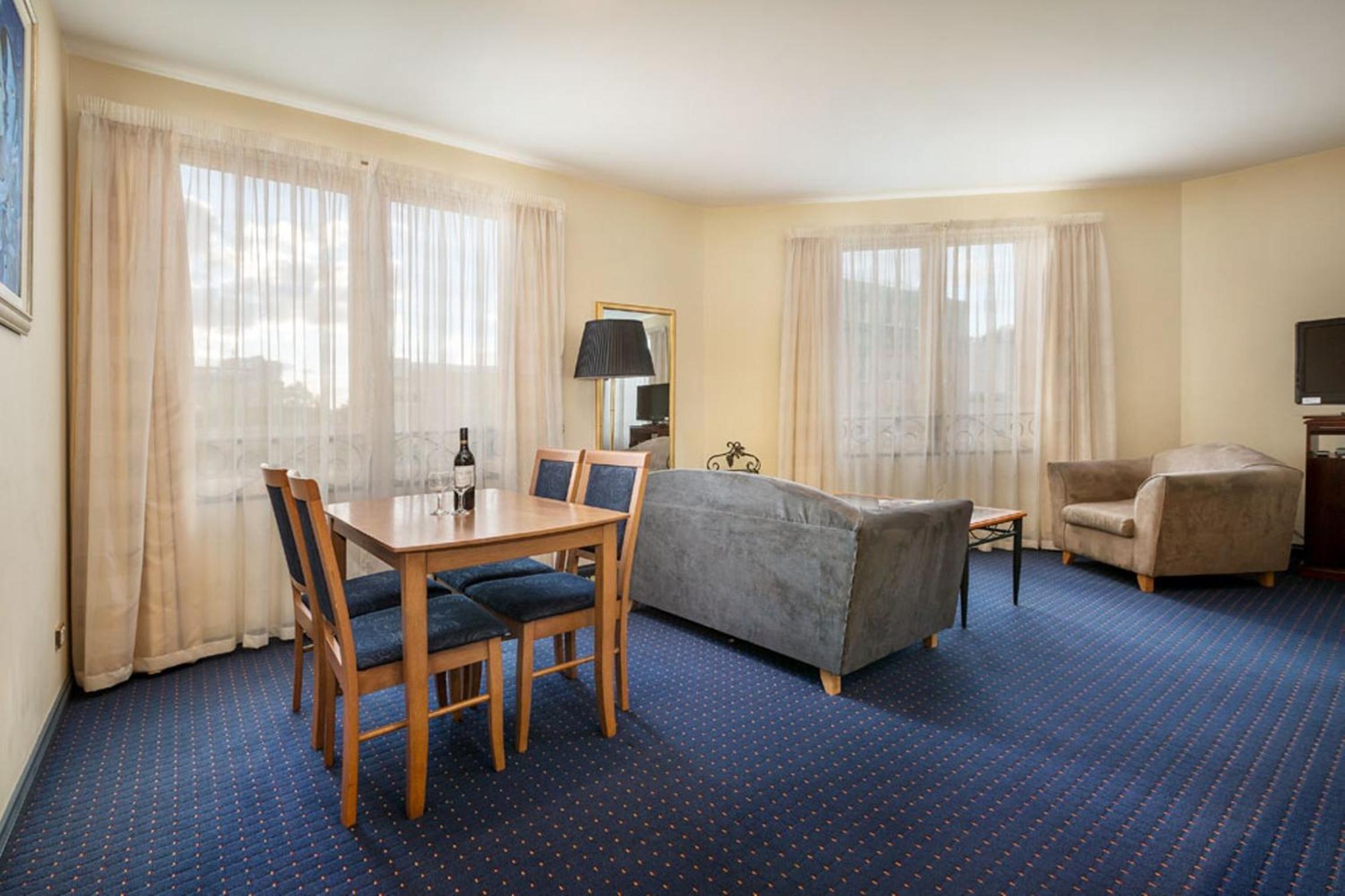 Executive Suite - Photo 5