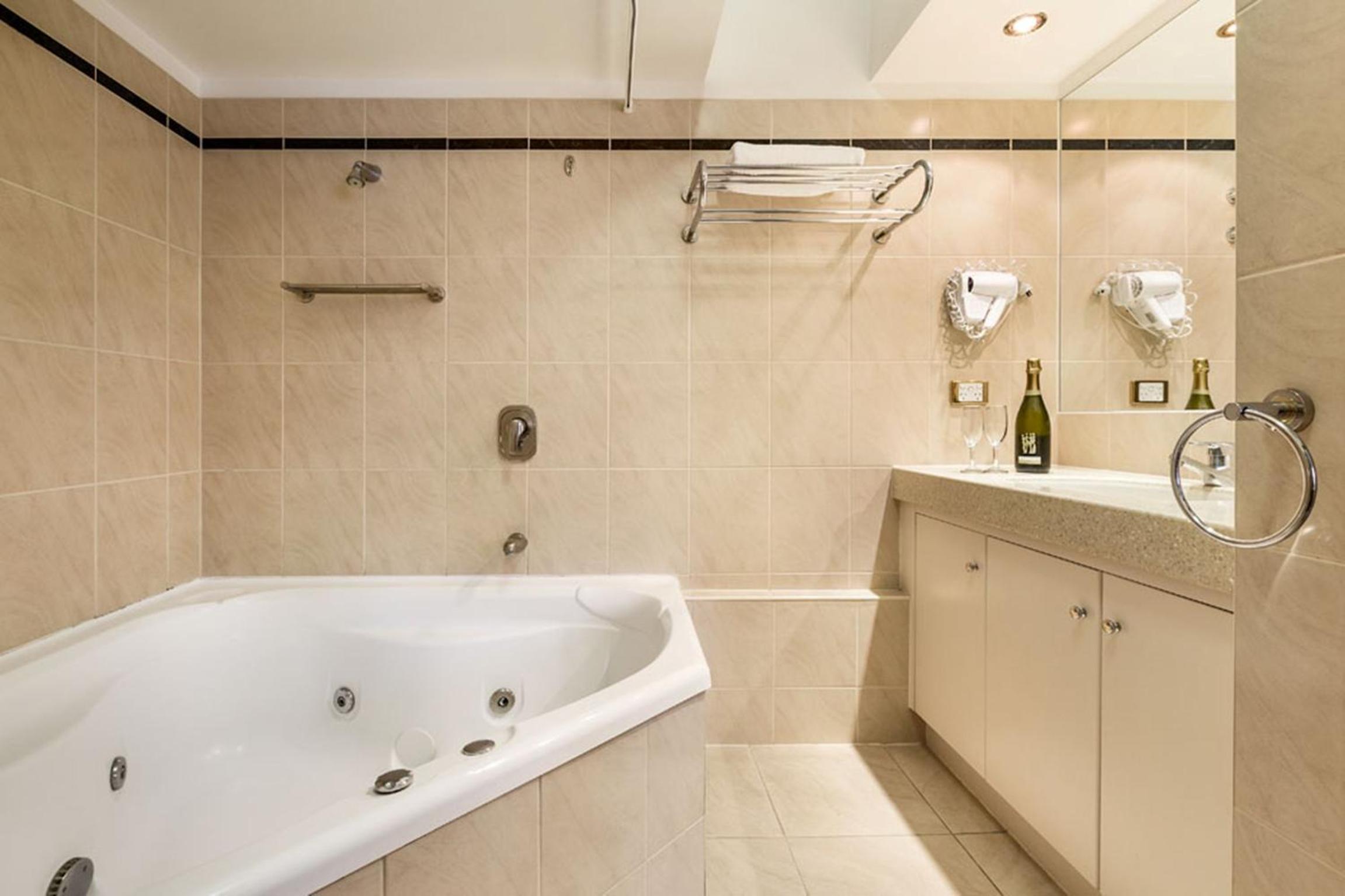 Executive Suite - Photo 2