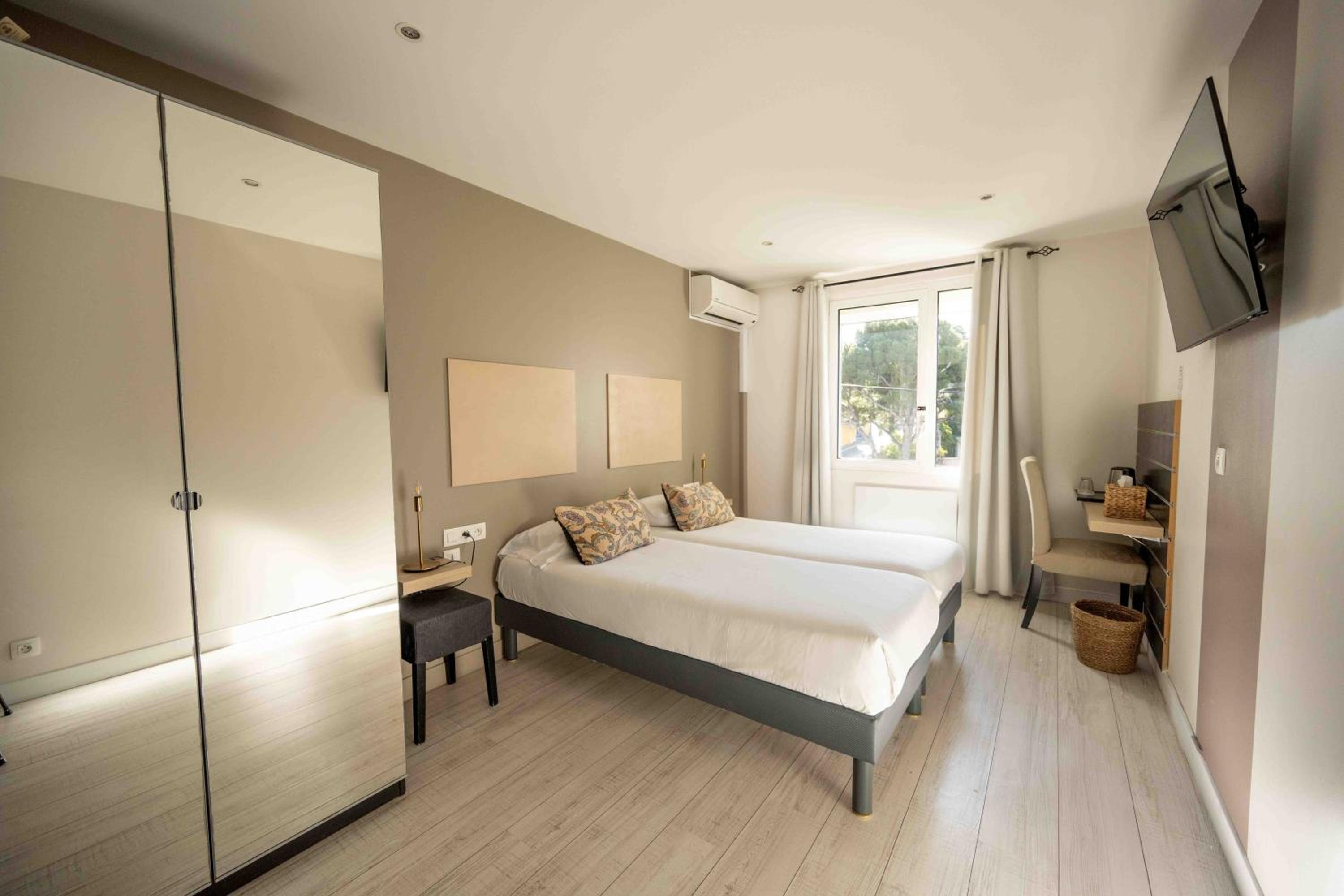 Double or Twin Room with Sea View