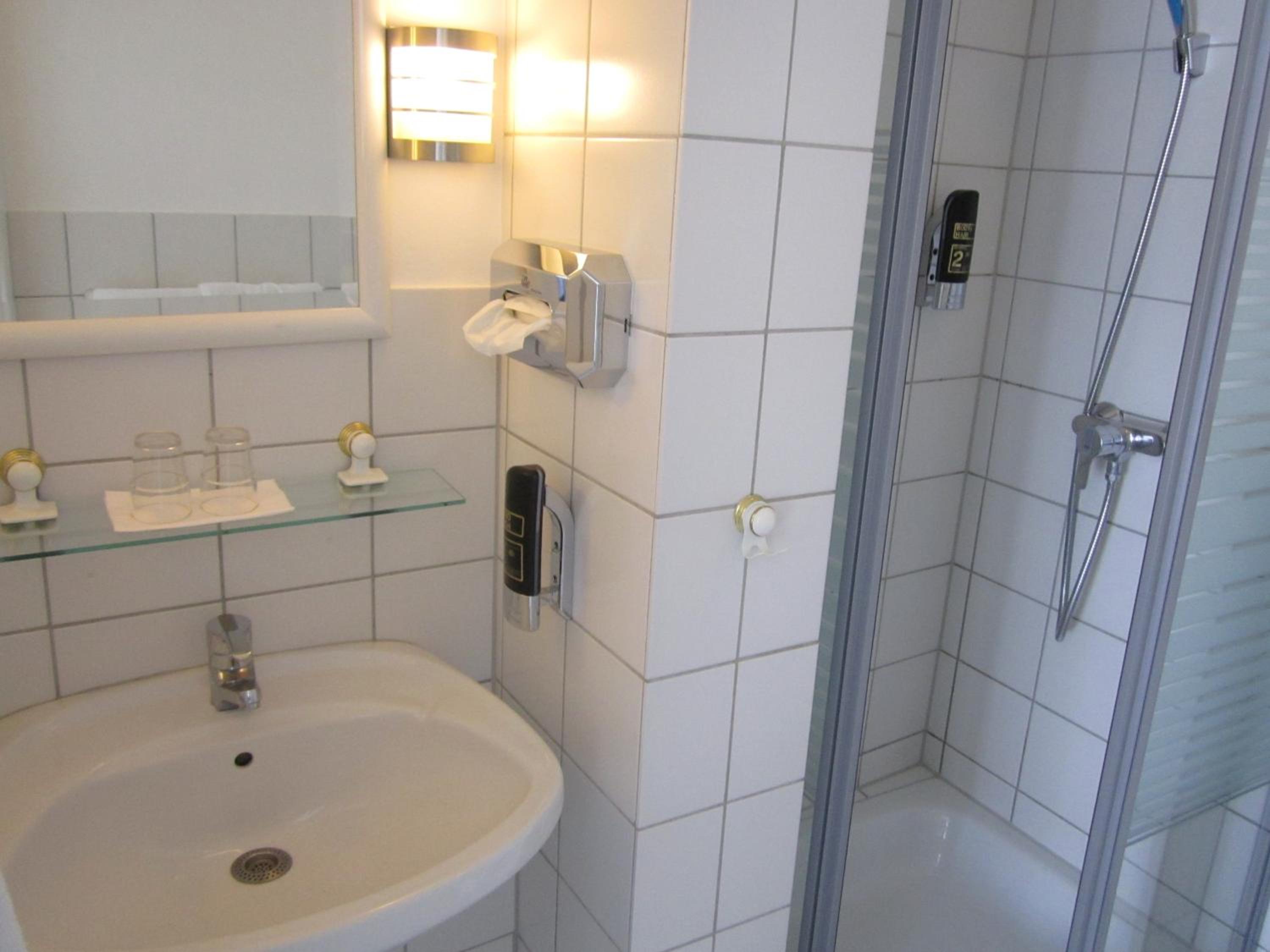 Standard Twin Room - Photo 12