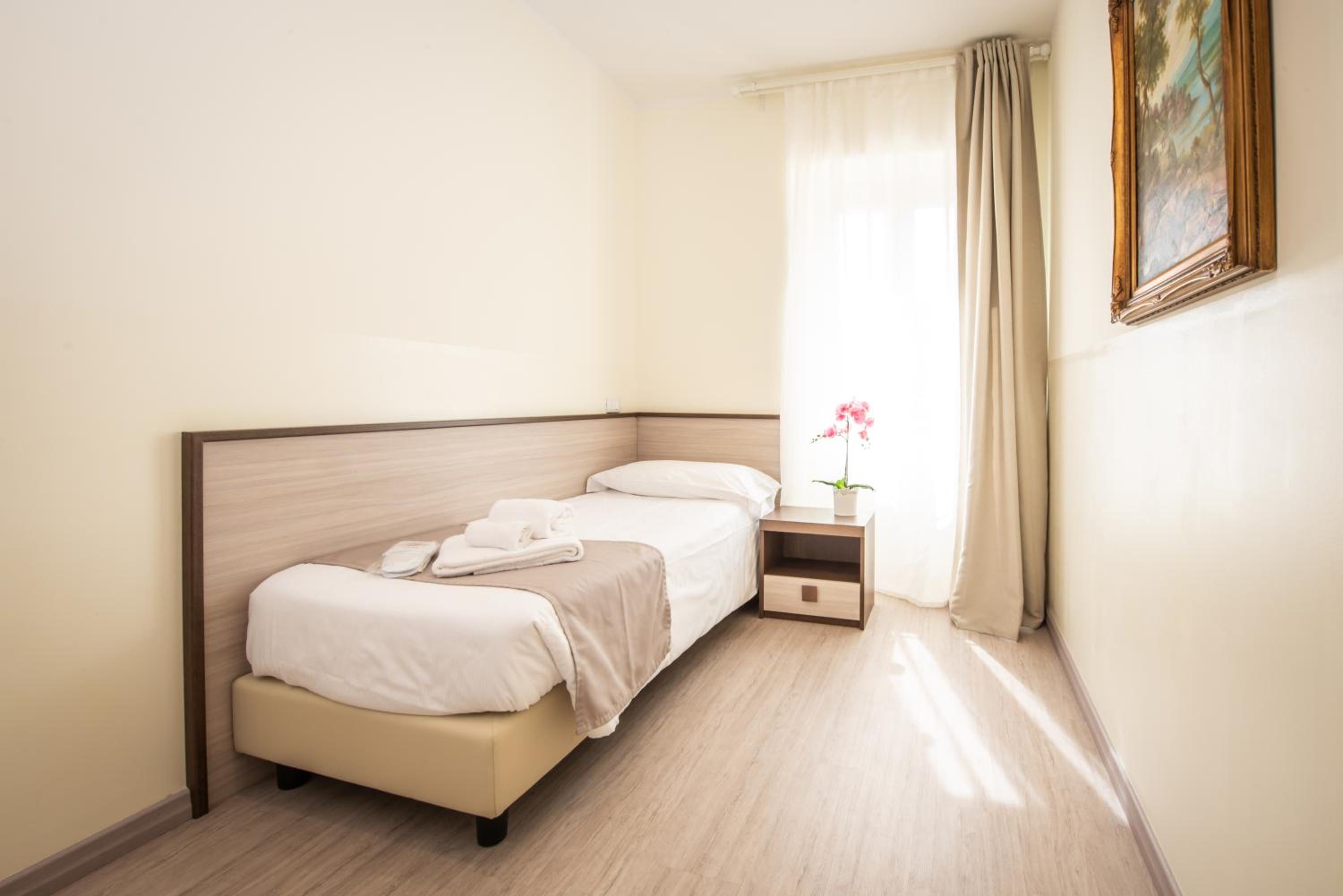 Standard Triple Room No Balcony photo 3