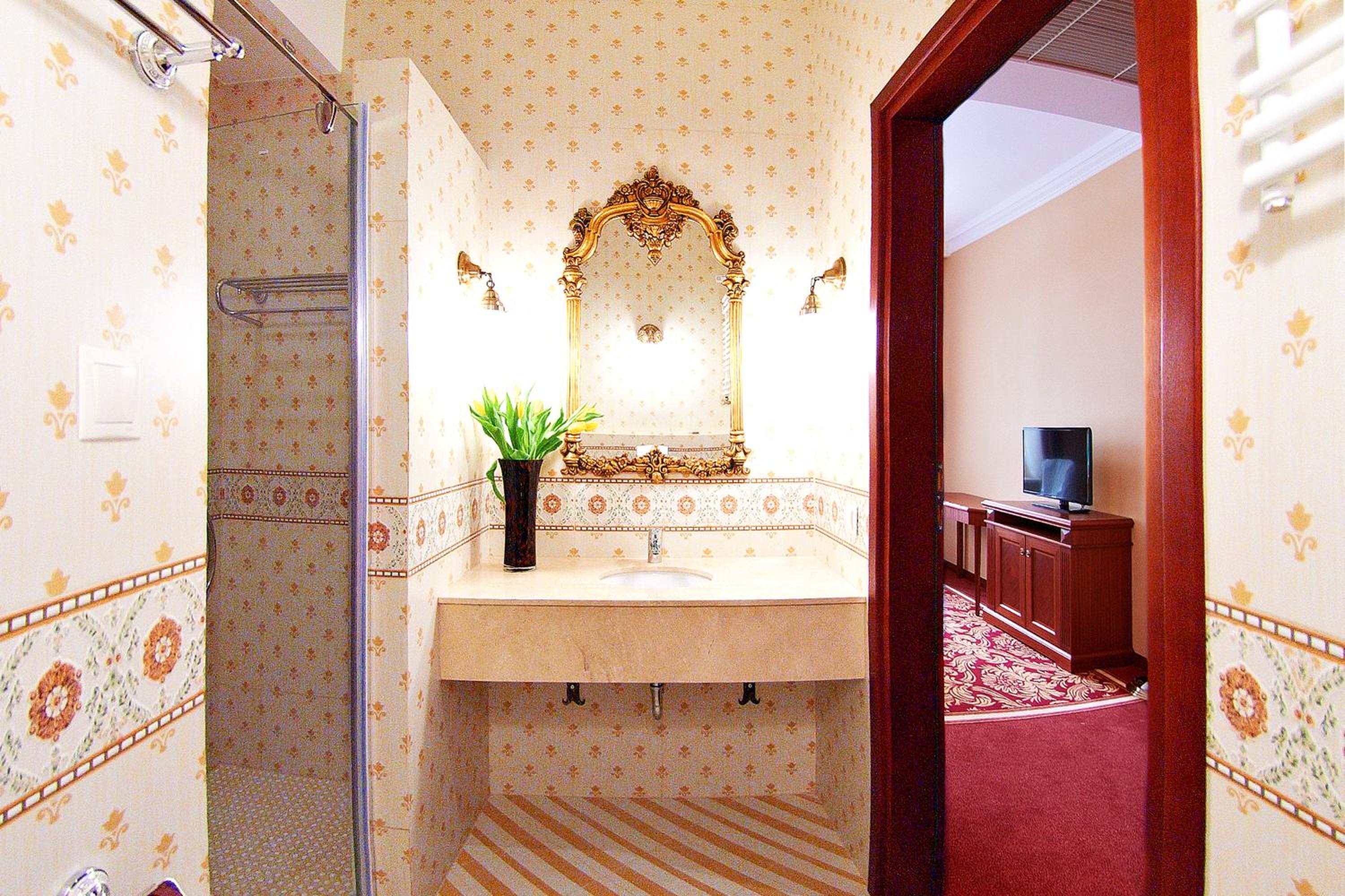 Deluxe Double or Twin Room - Photo 9