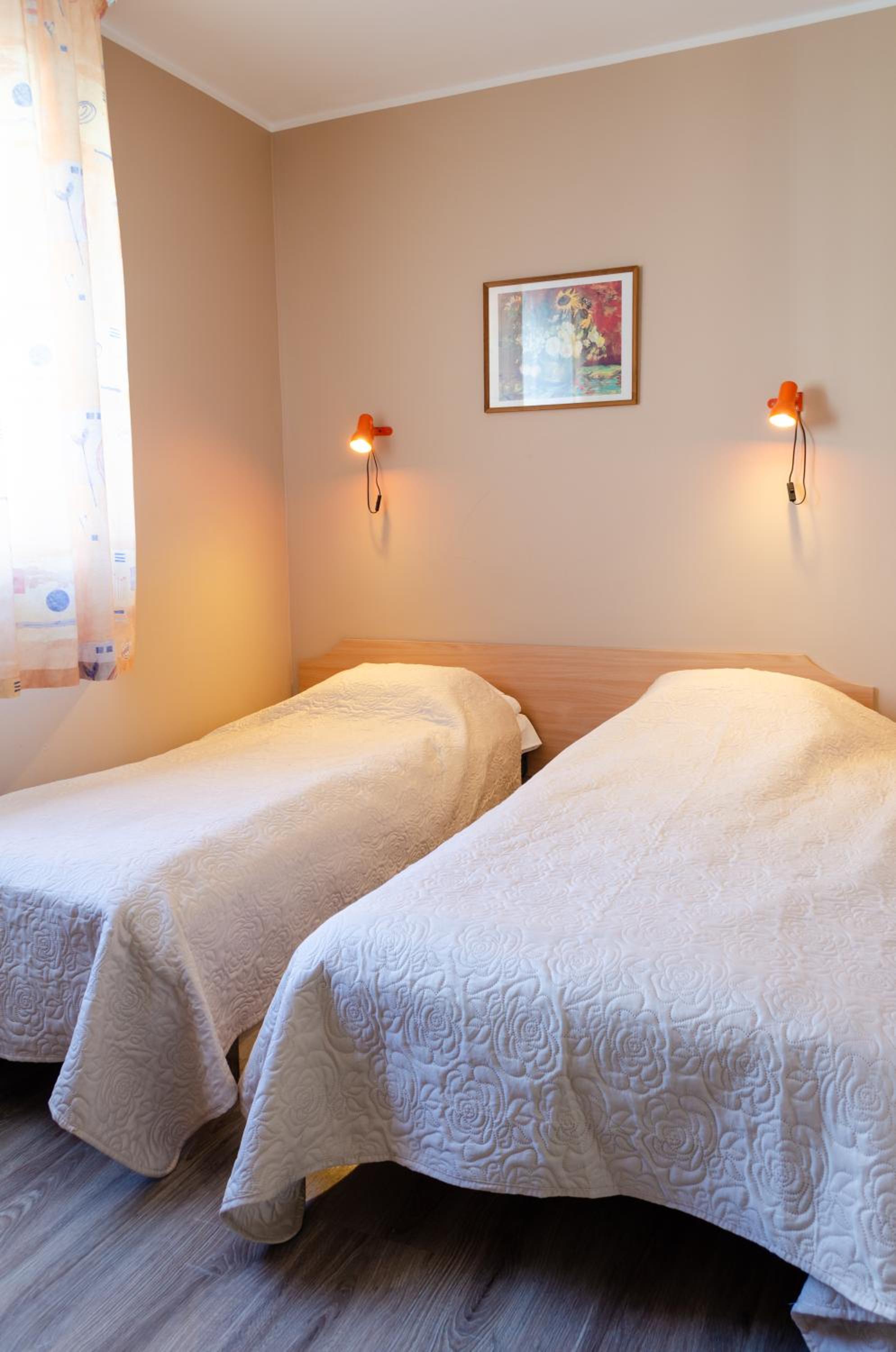 Twin Room - Photo 2
