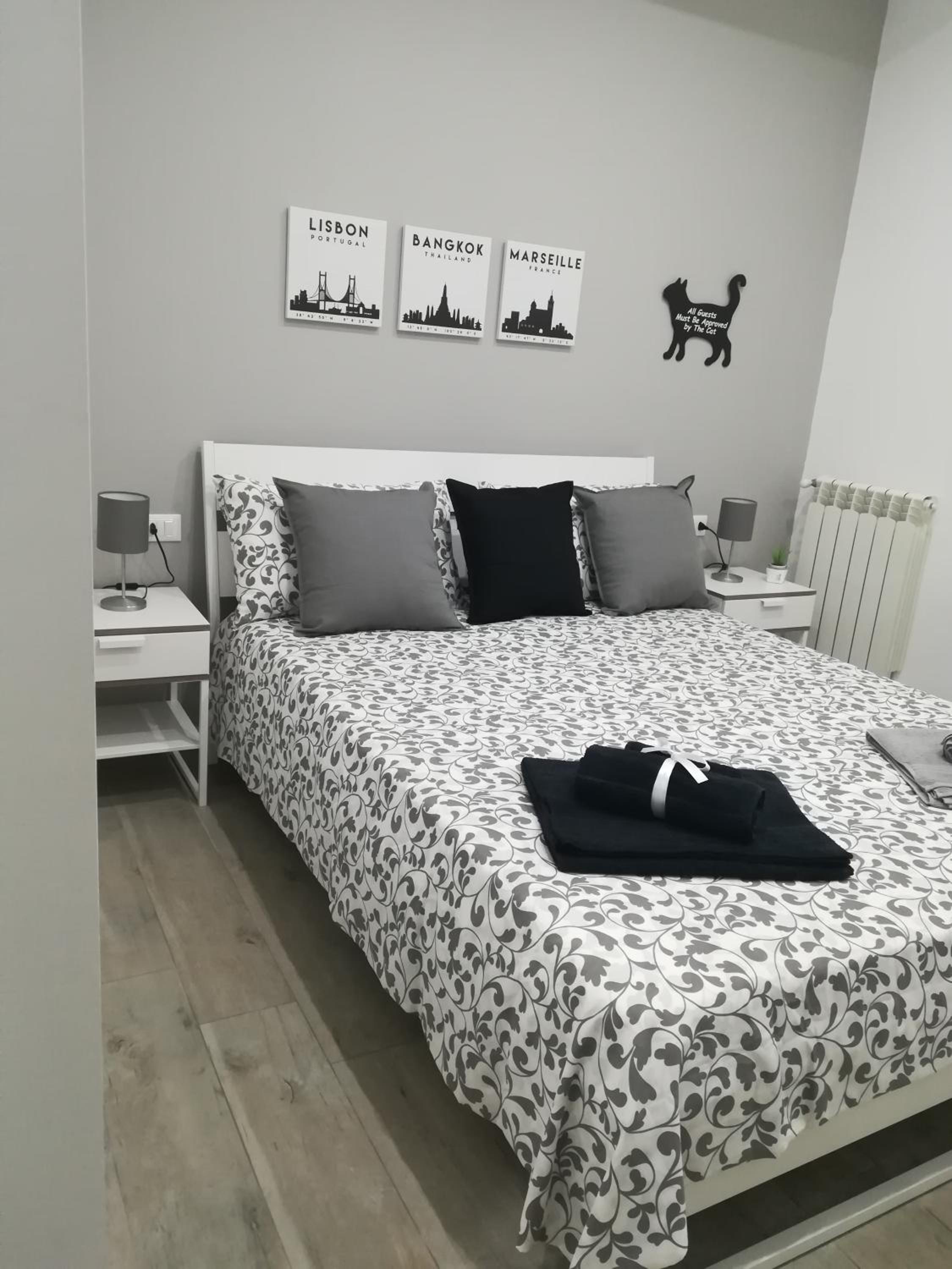 Deluxe Room (2 Adults + 1 Child) - Photo 9