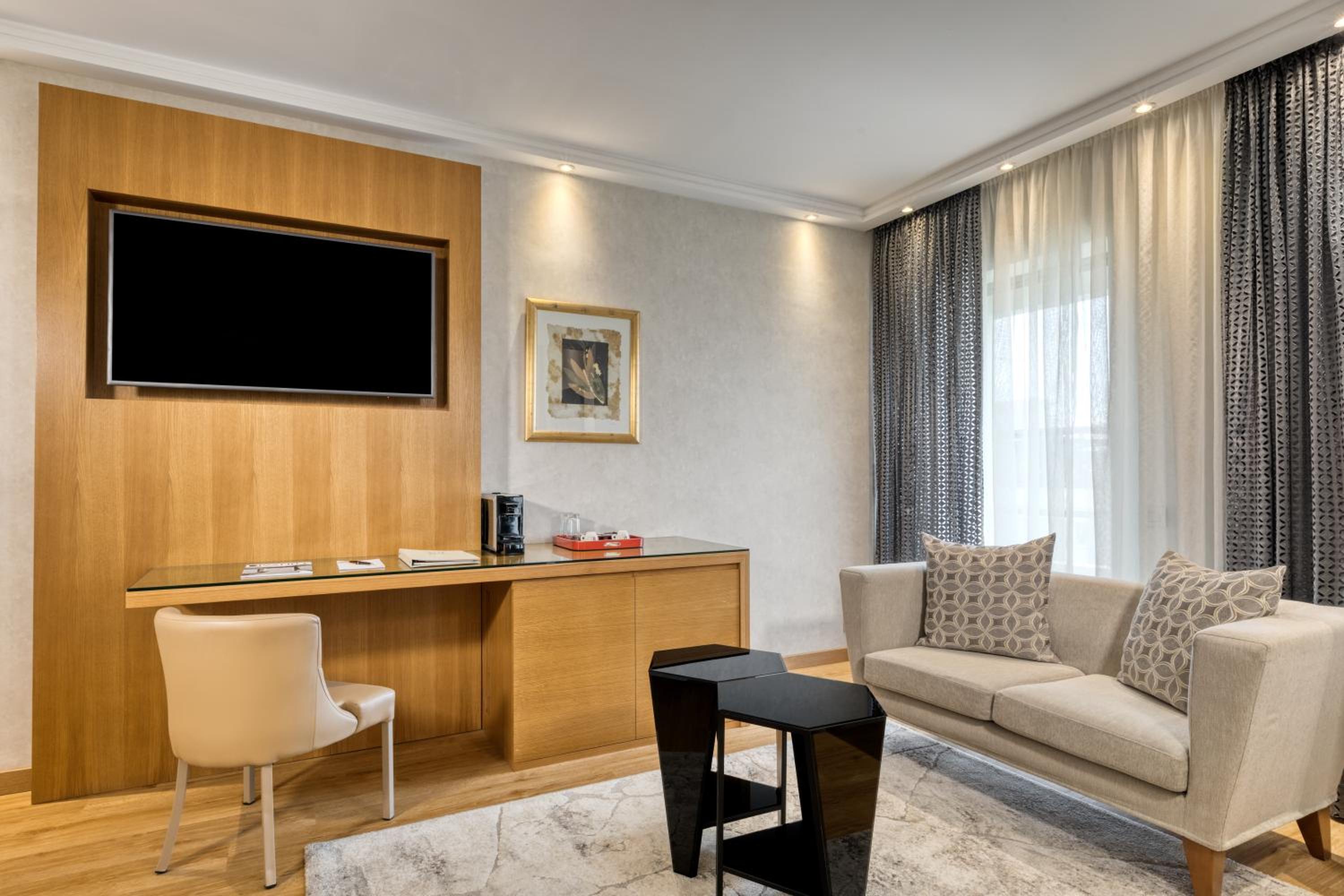 Premier Suite - Photo 3