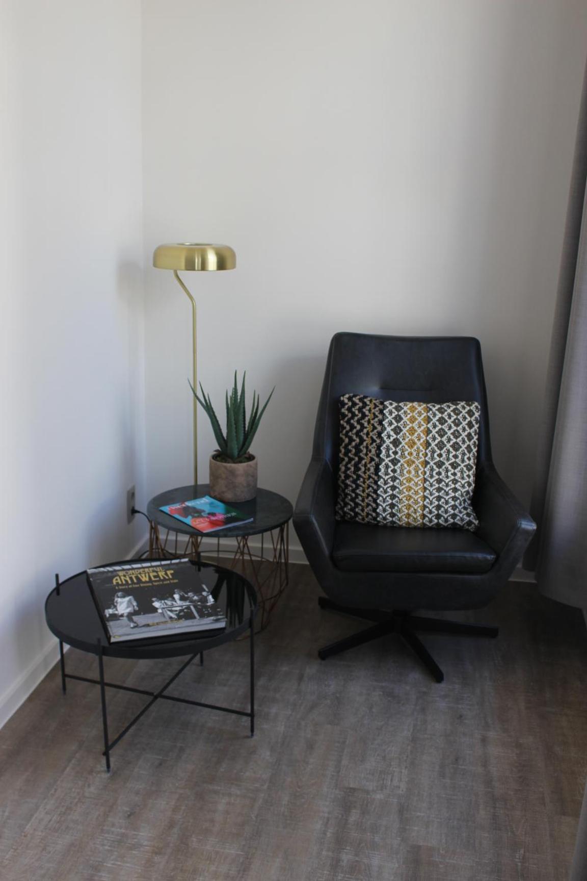 Deluxe King Room - Photo 9