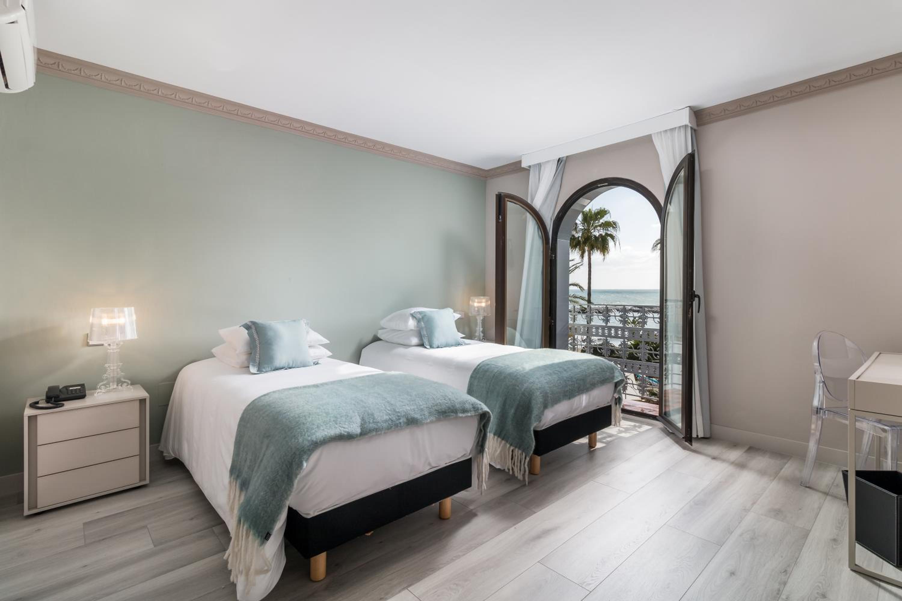 Standard Twin Room with Sea View - Photo 2