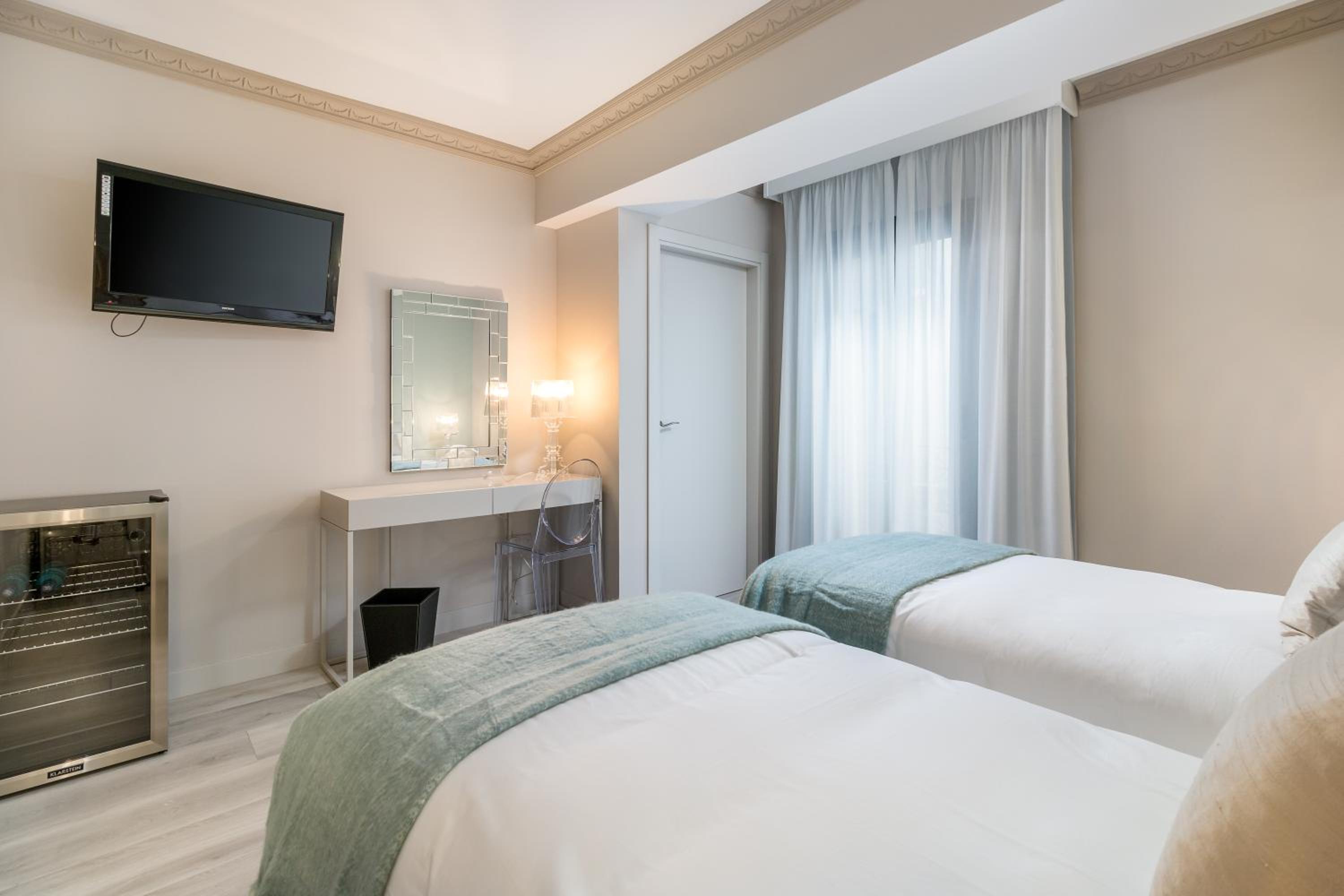 Standard Twin Room - Photo 2