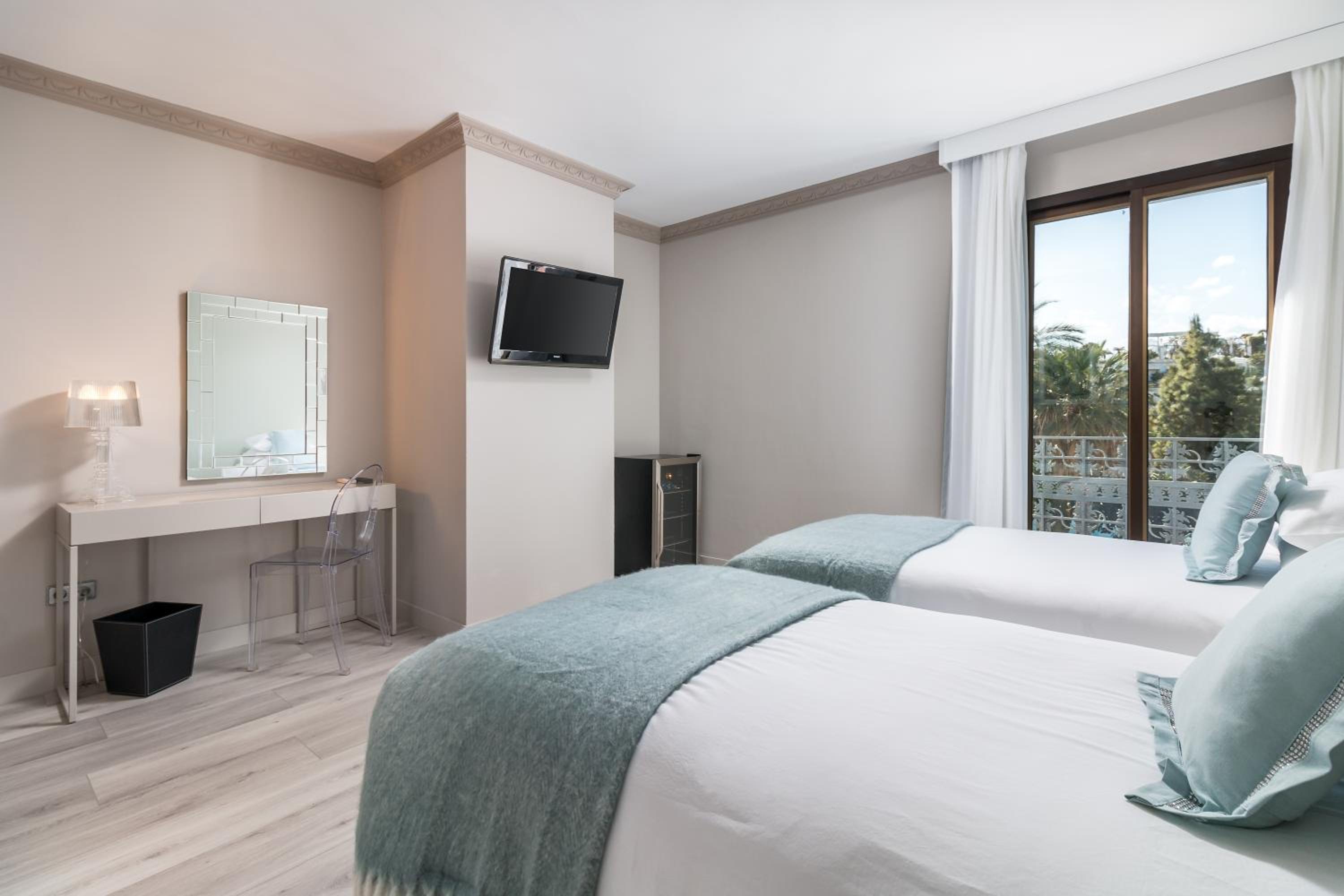 Standard Twin Room - Photo 3