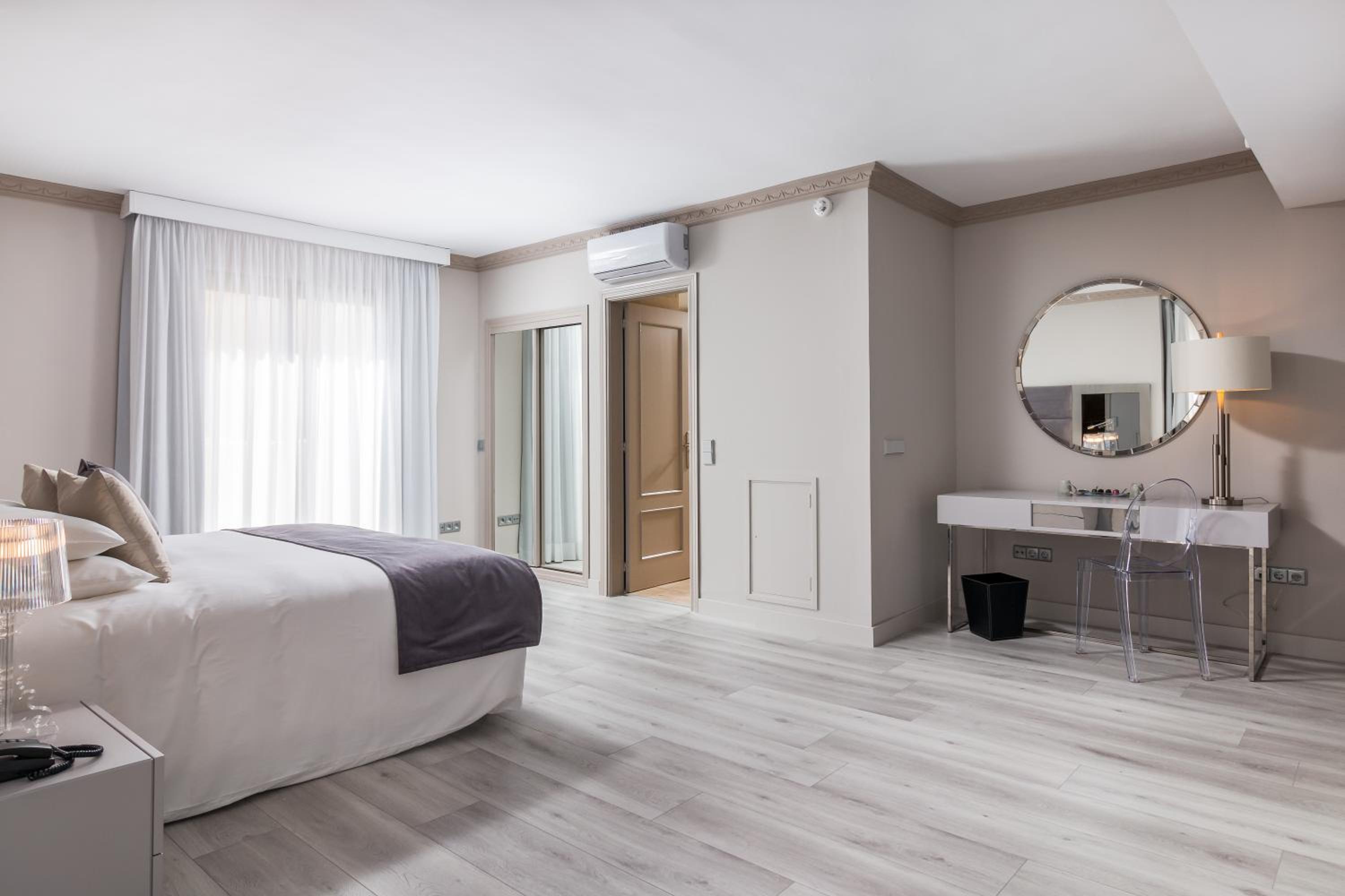 Executive Suite - Photo 6
