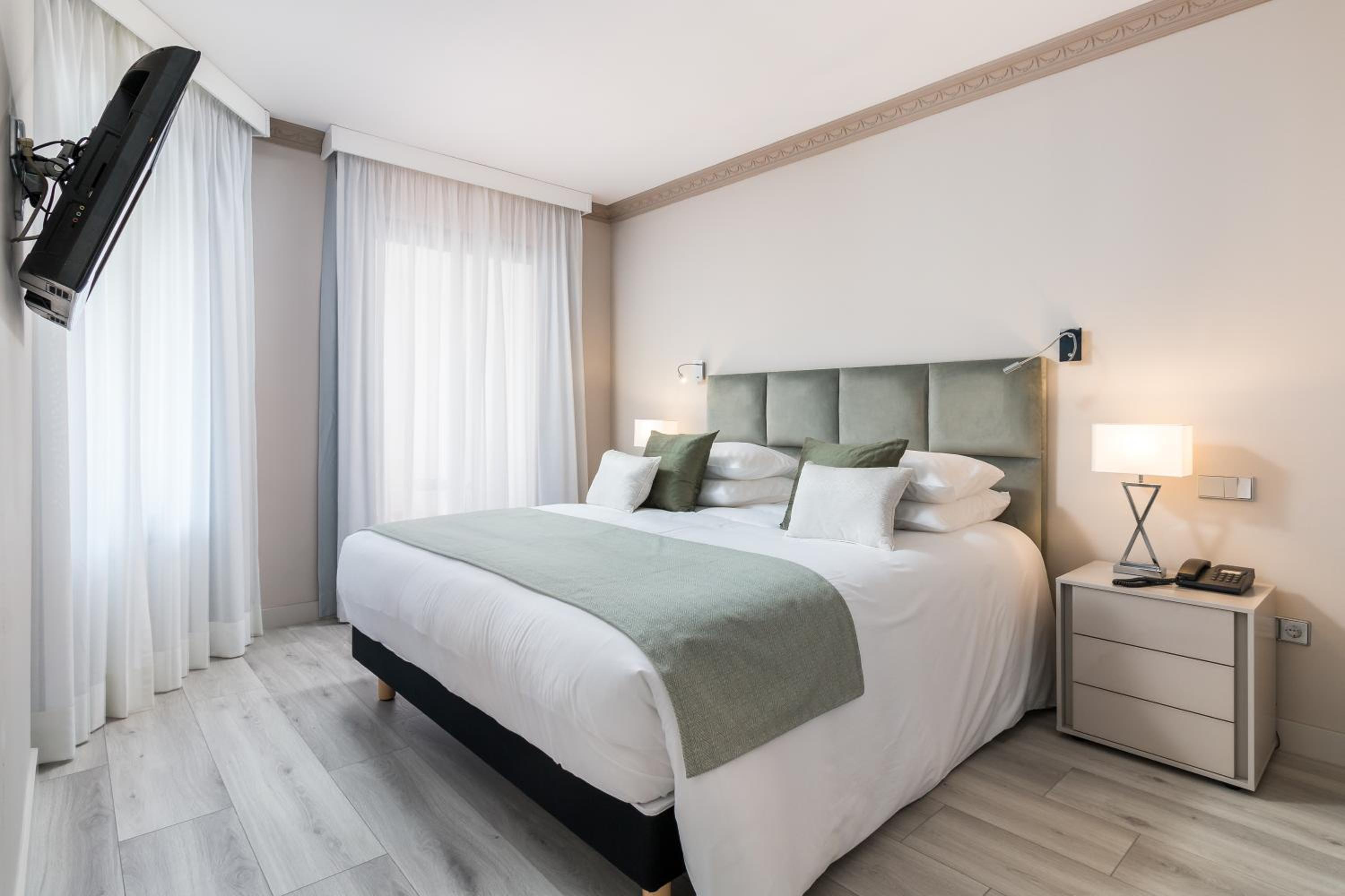 Deluxe Double Room with Balcony and Sea View - Photo 7