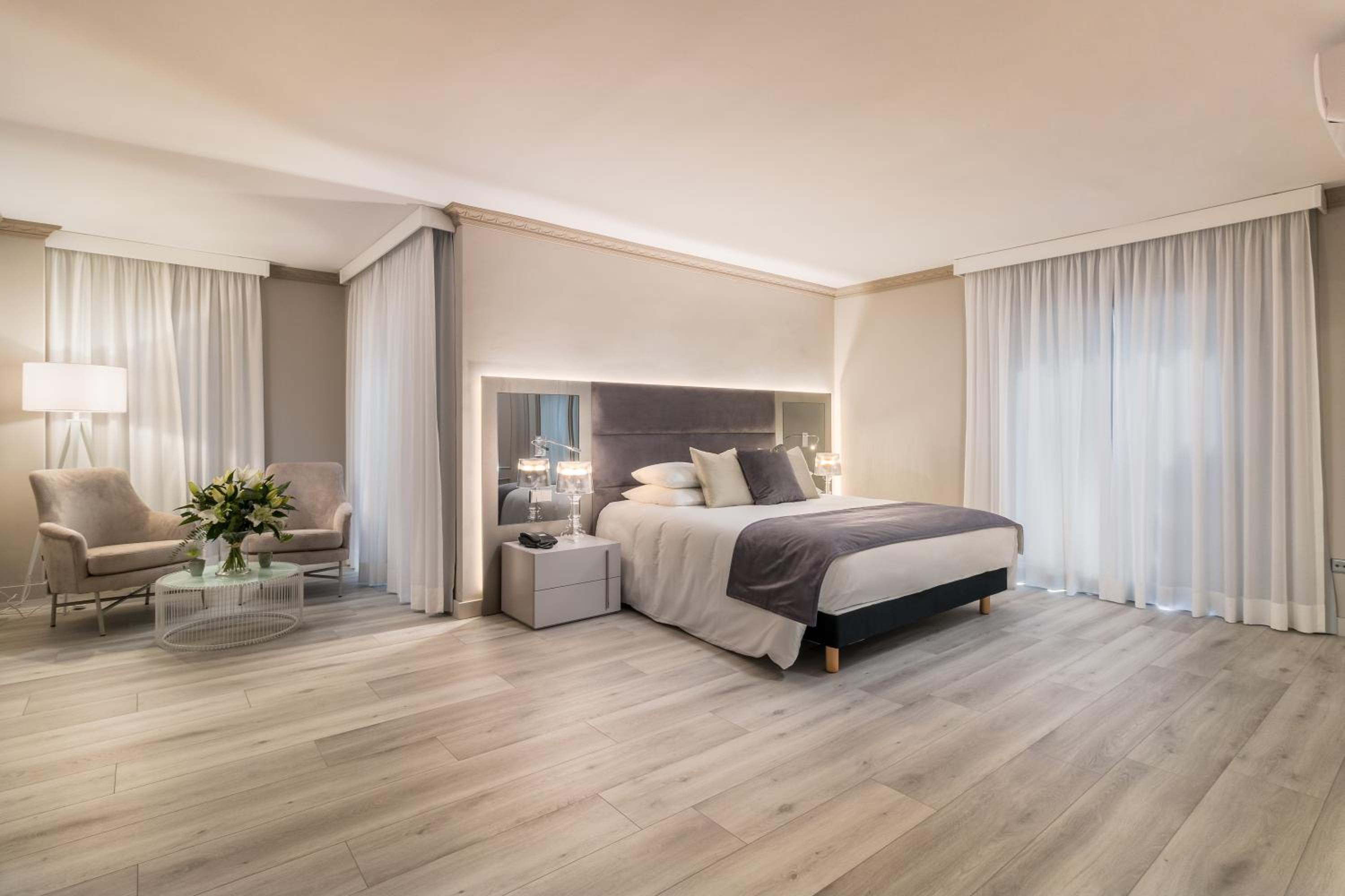 Executive Suite - Photo 15