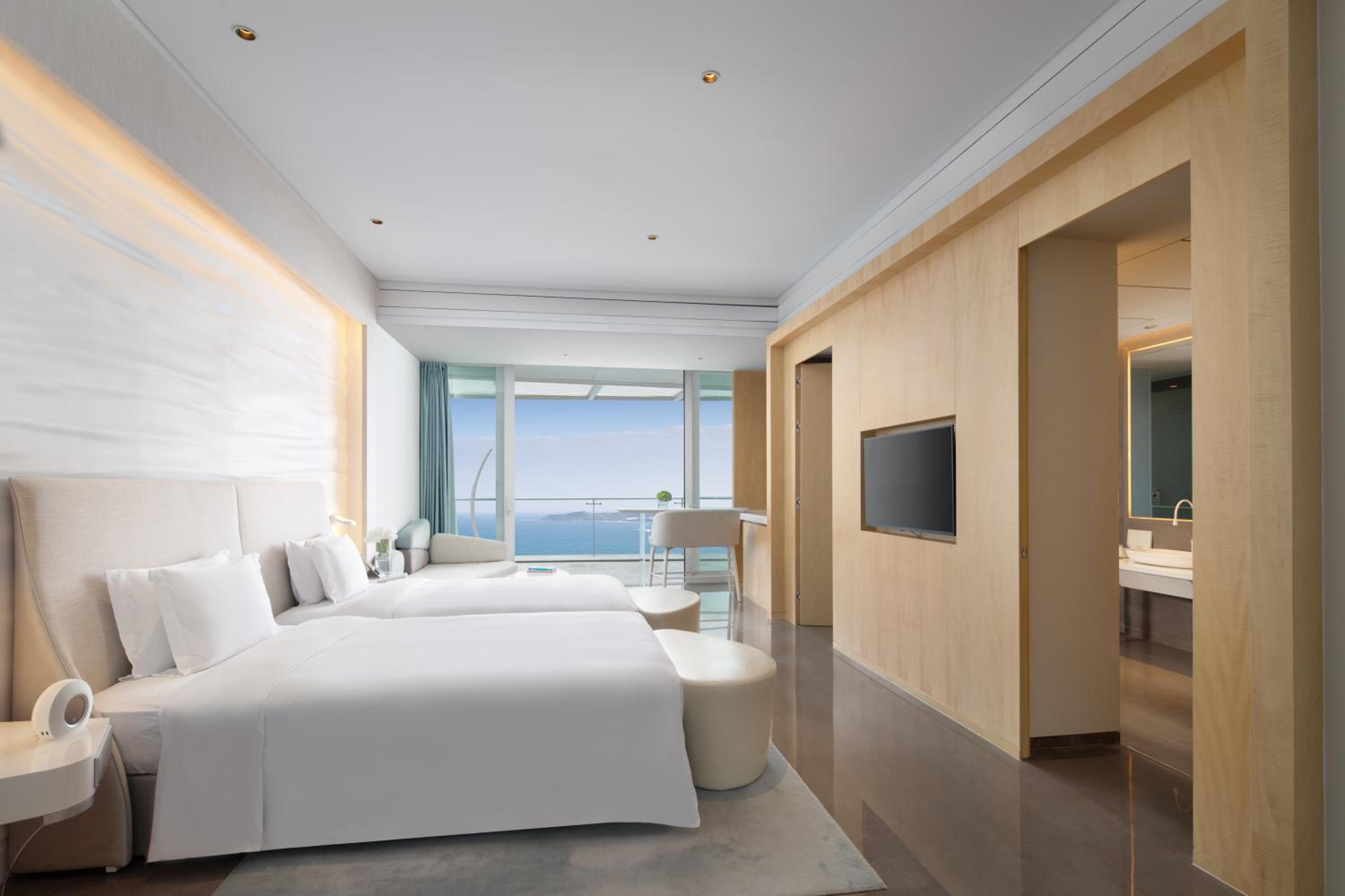 180 degree Grand Ocean View King Room