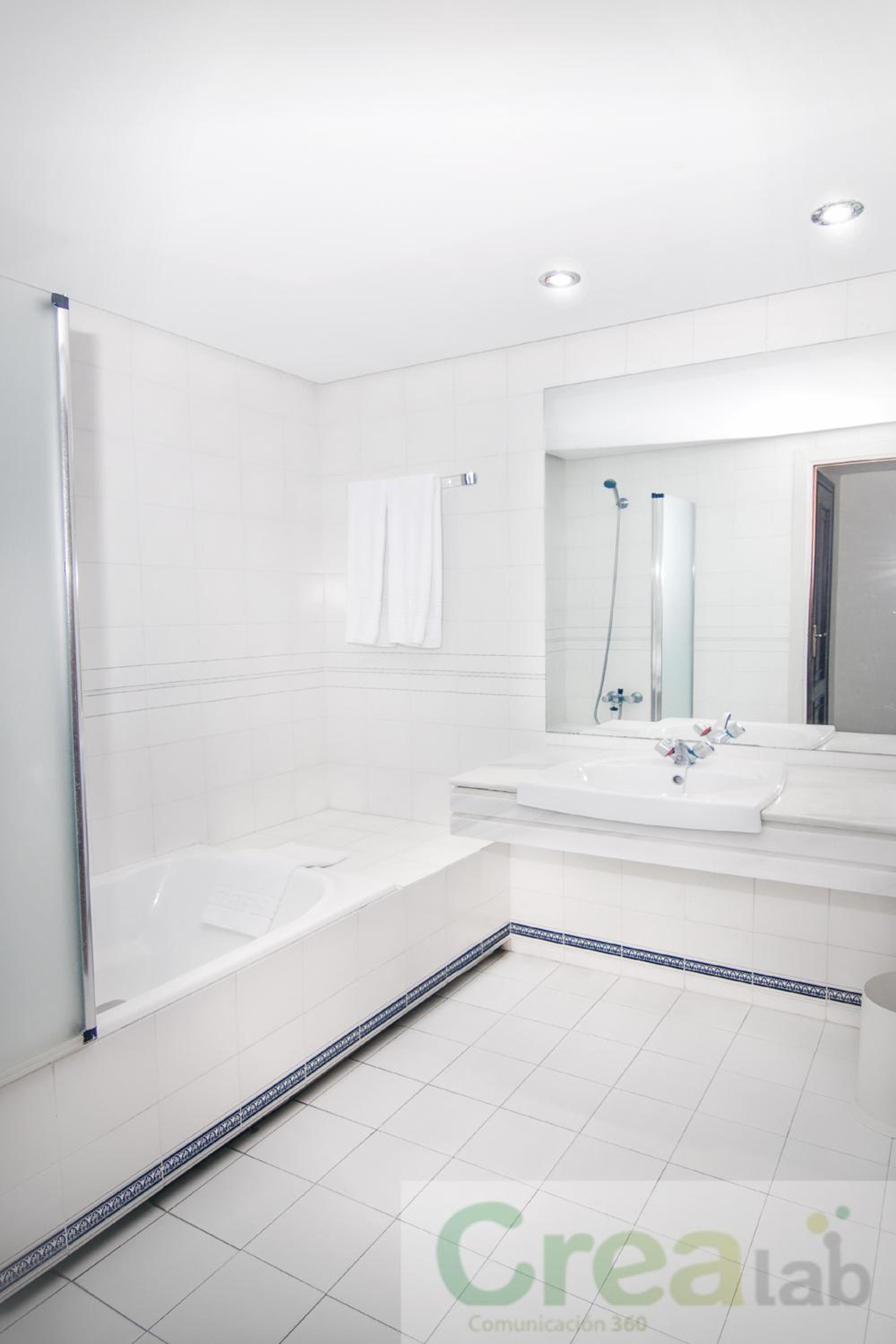 Two-Bedroom Apartment with Sea View (4 Adults) - Photo 7