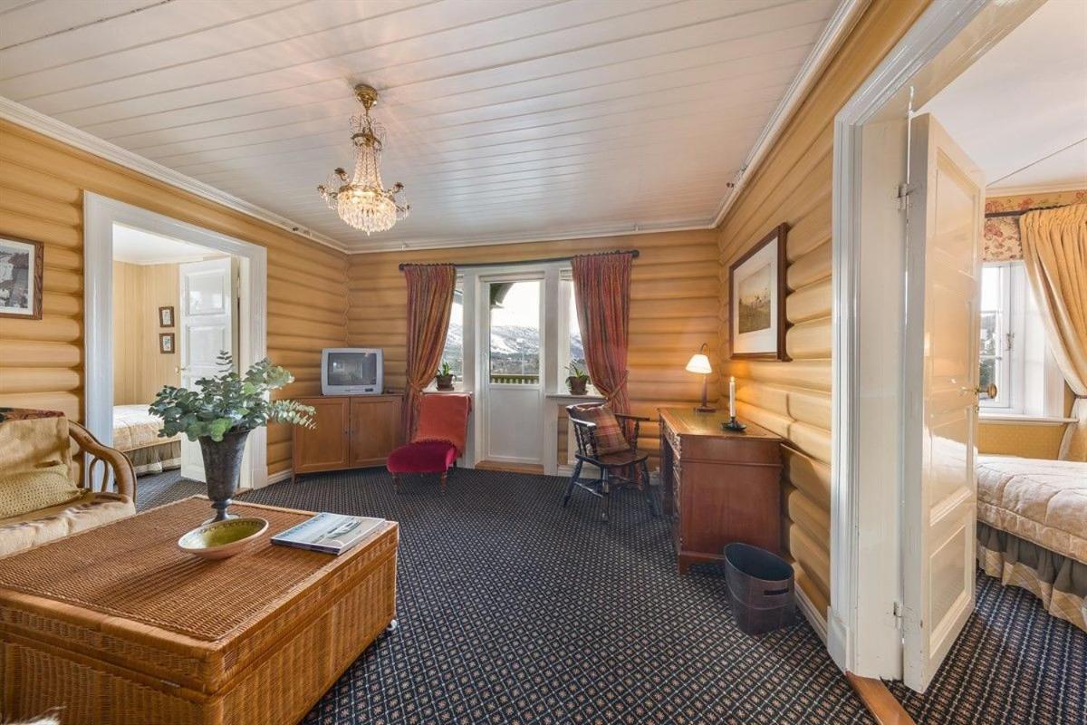 King Suite with Balcony photo 3