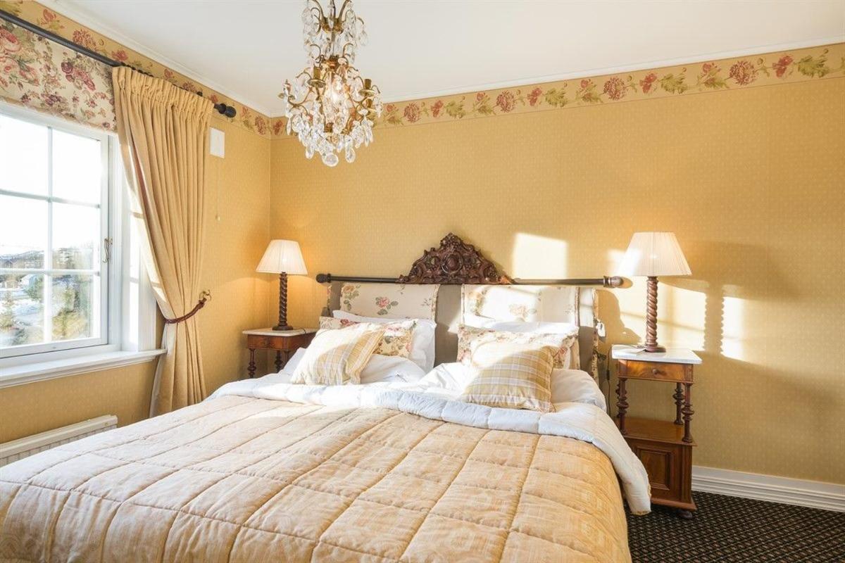 King Suite with Balcony photo 2