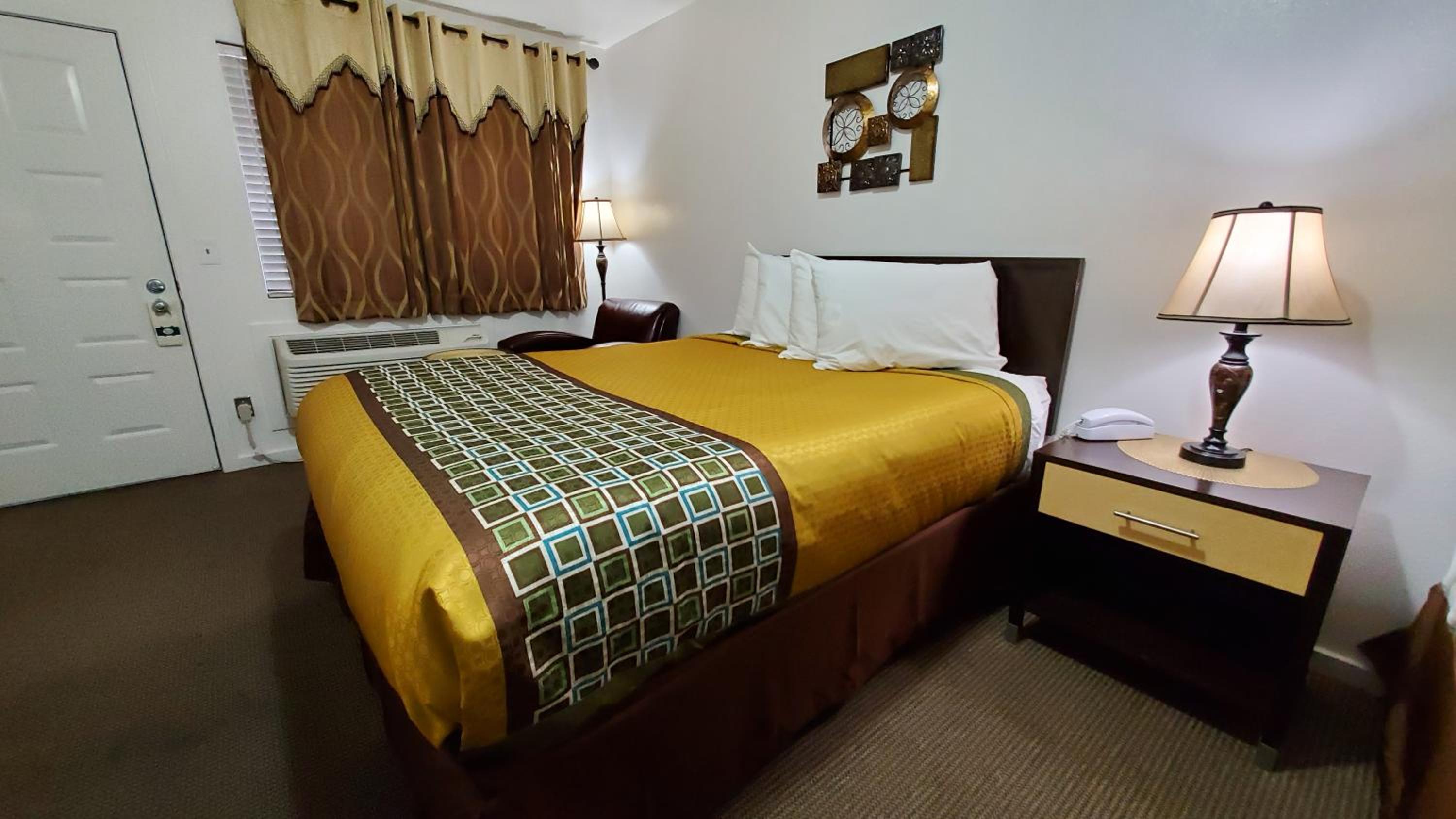 Queen Room photo 1