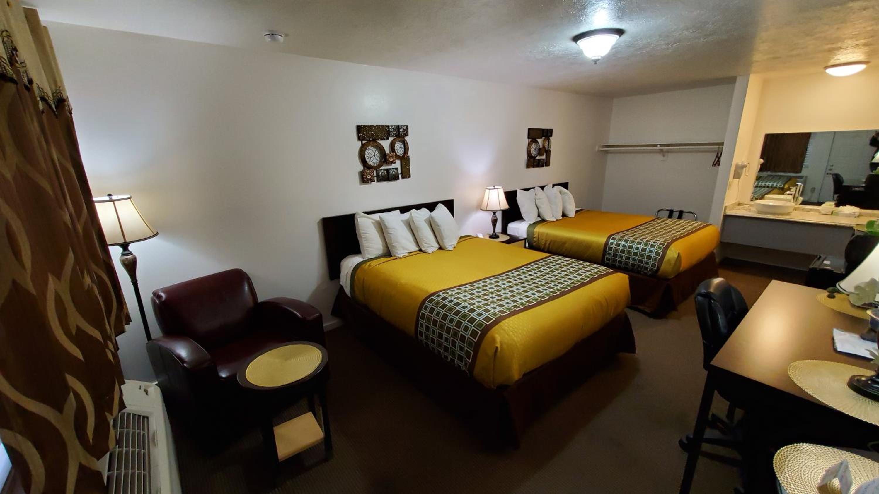 Queen Room with Two Queen Beds photo 1
