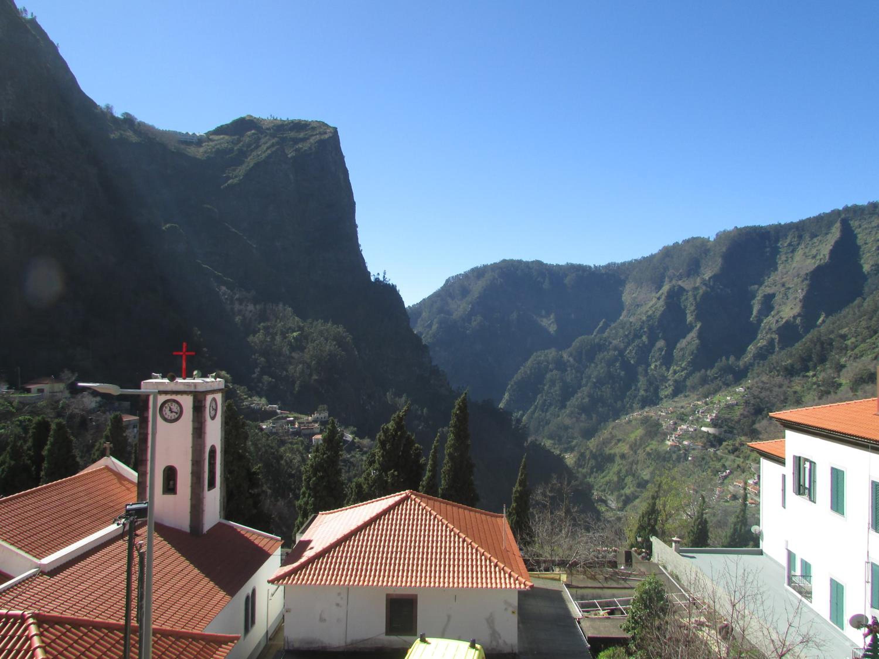 Apartment with Mountain View - Photo 21