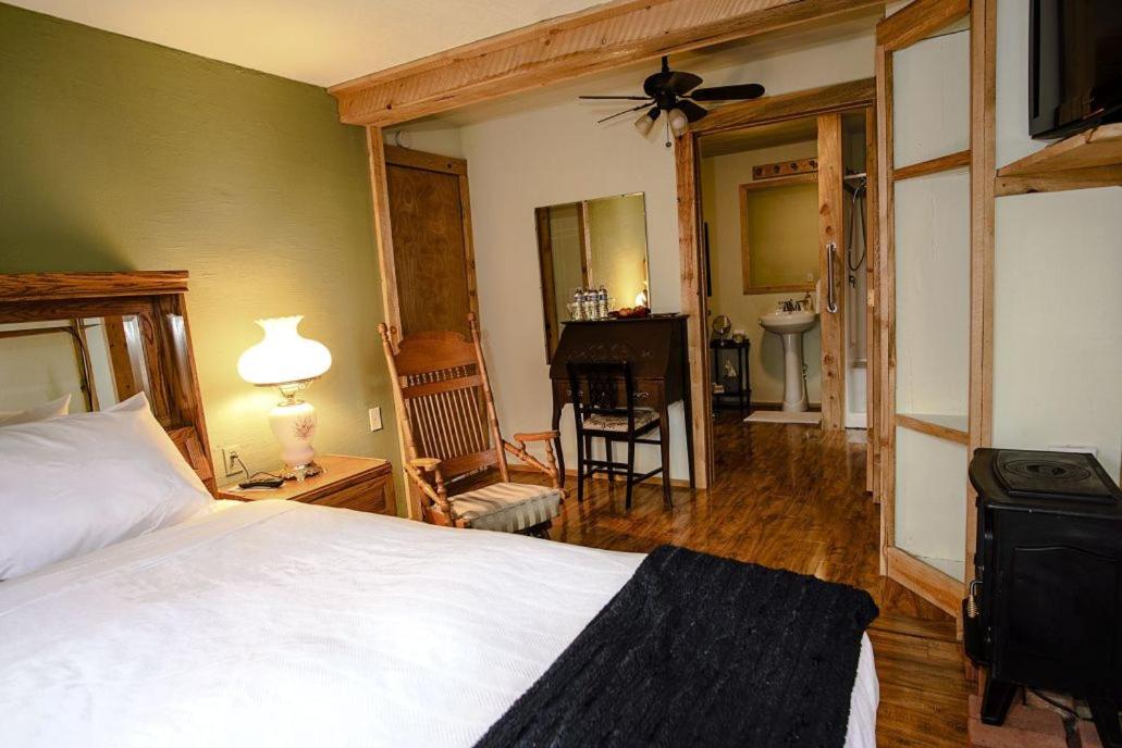 Double Room with Private Bathroom photo 1