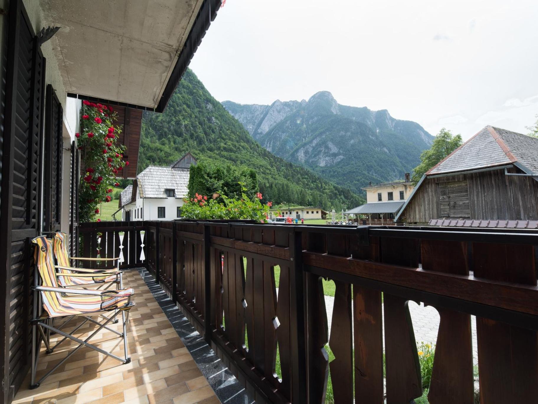 Apartment with Balcony photo 3