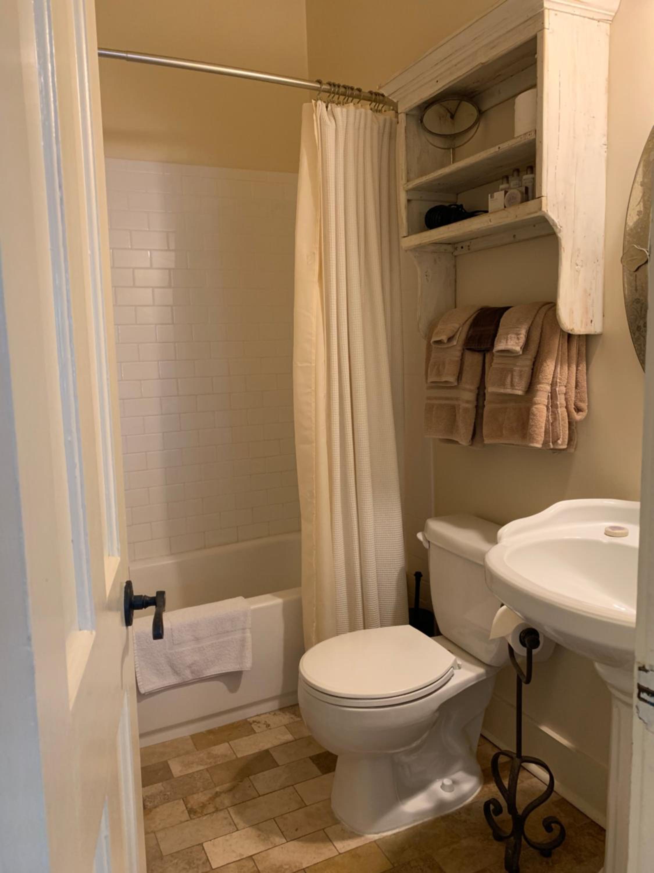 Twin Room with Private Bathroom - Photo 4