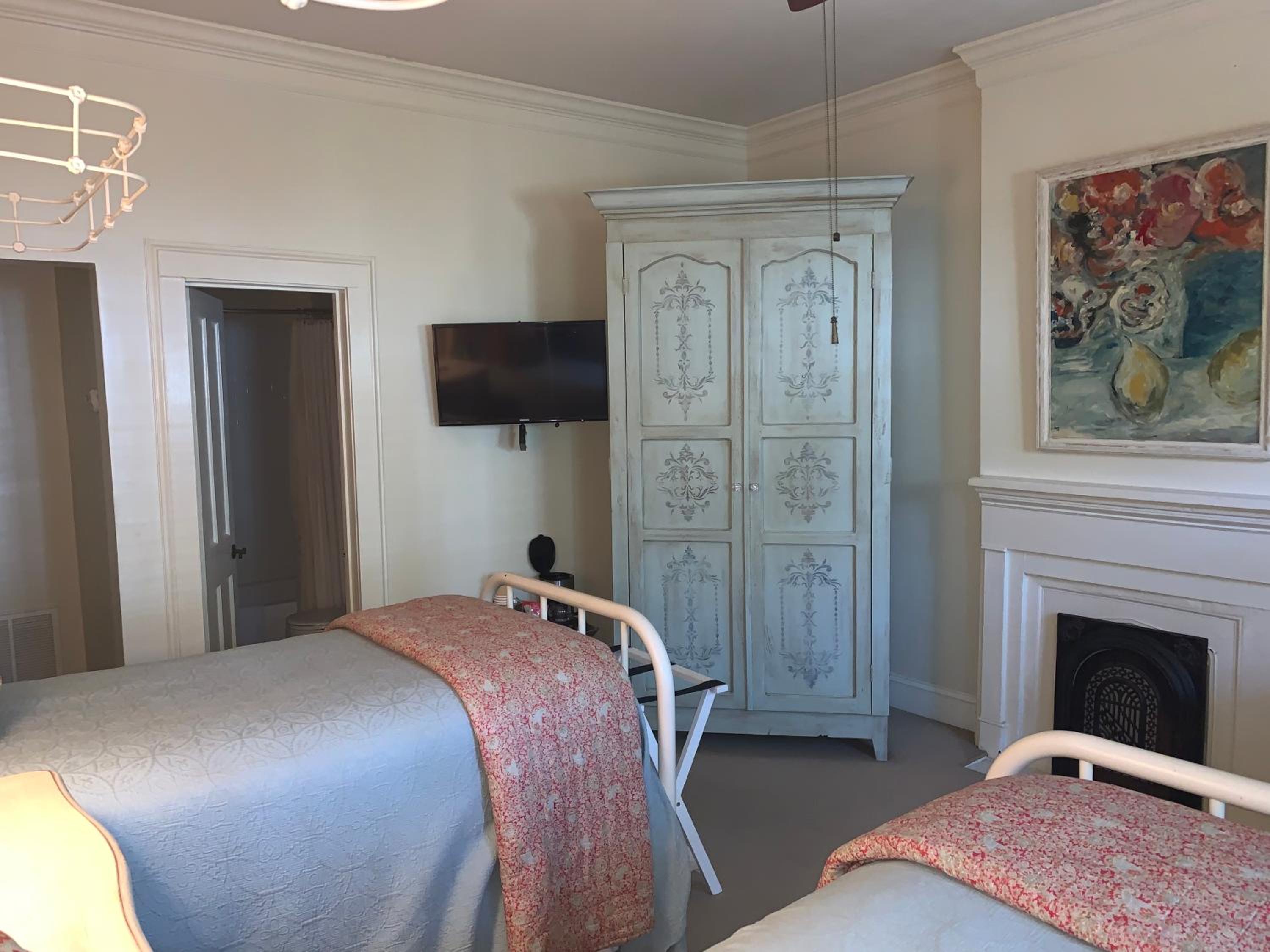 Twin Room with Private Bathroom - Photo 2