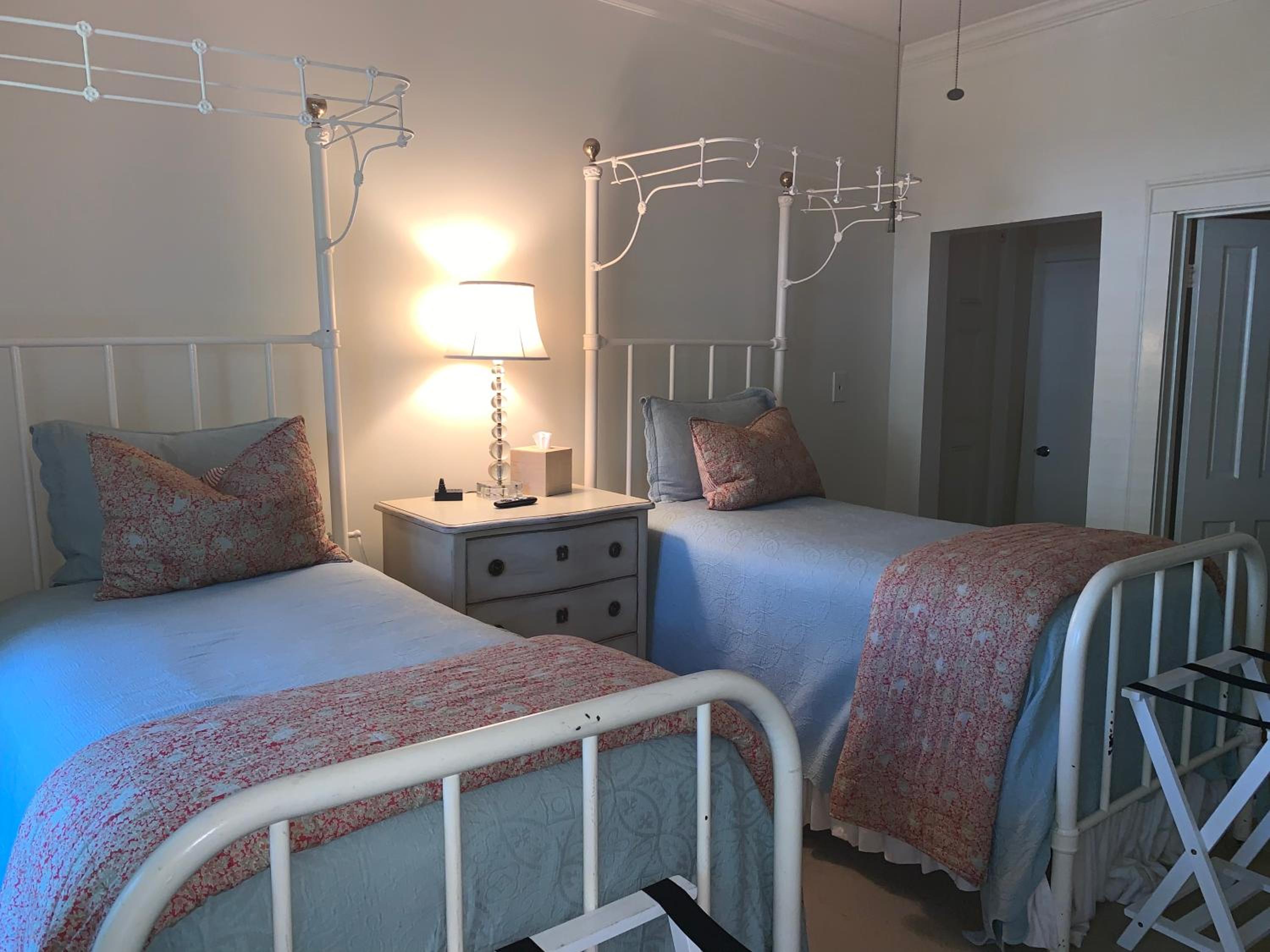 Twin Room with Private Bathroom - Photo 3