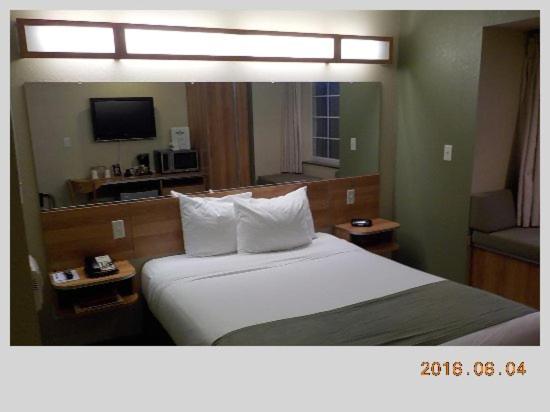 Queen Room - Non-Smoking - Photo 3