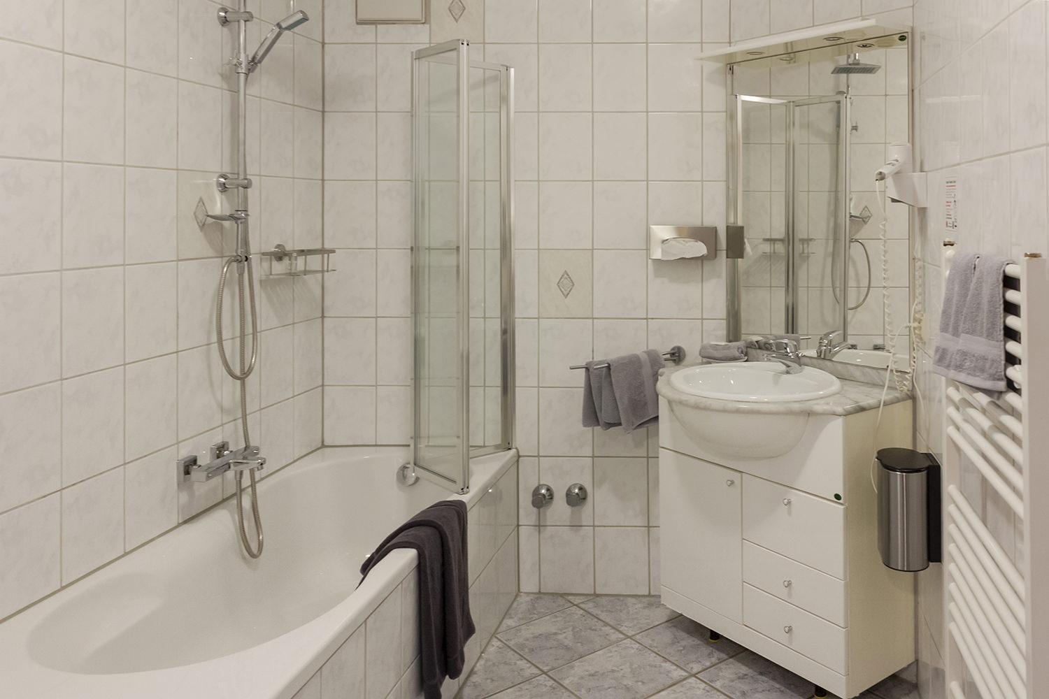 Triple Room with Bath - Photo 2
