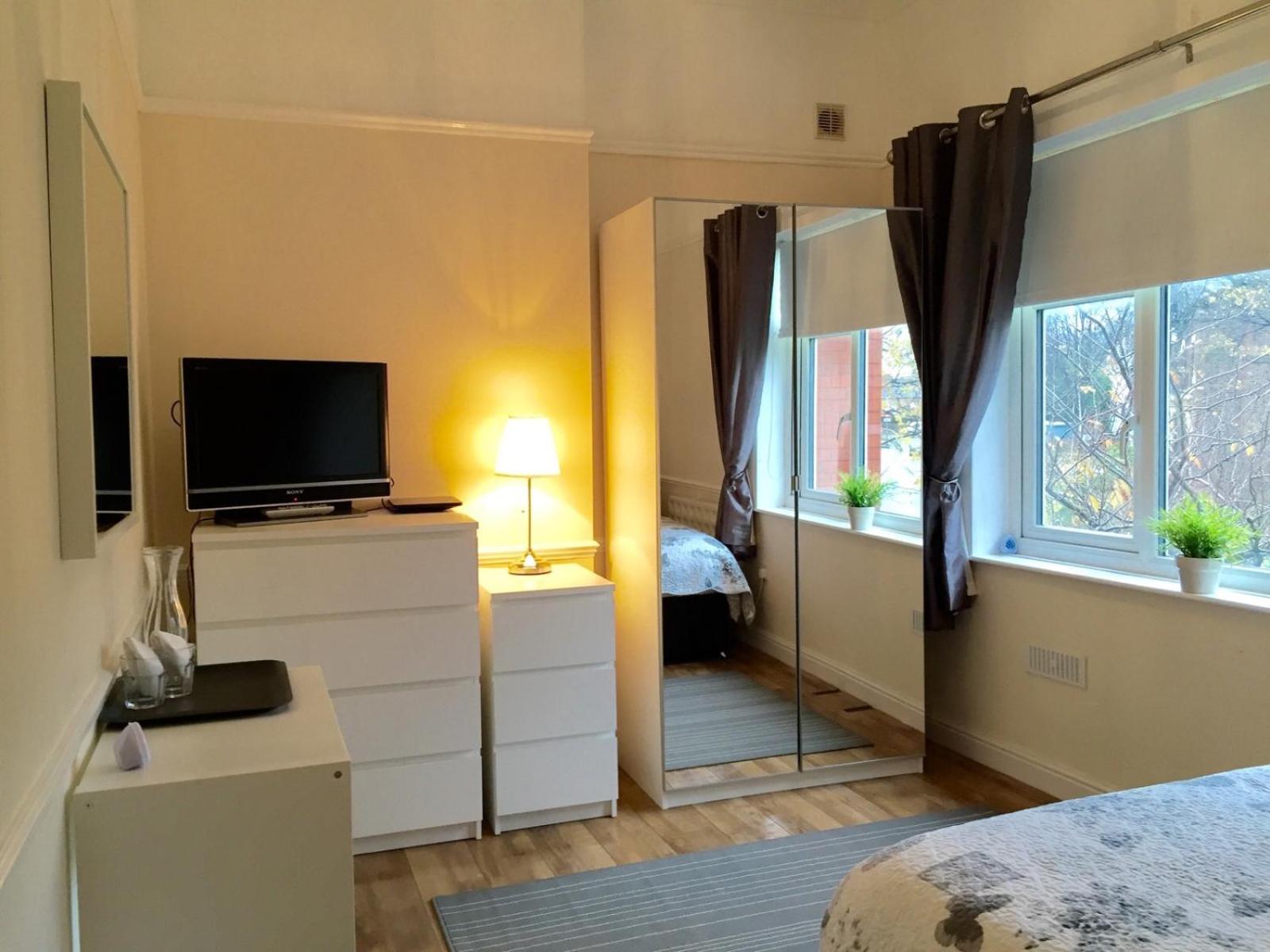 One-Bedroom Apartment - Photo 3