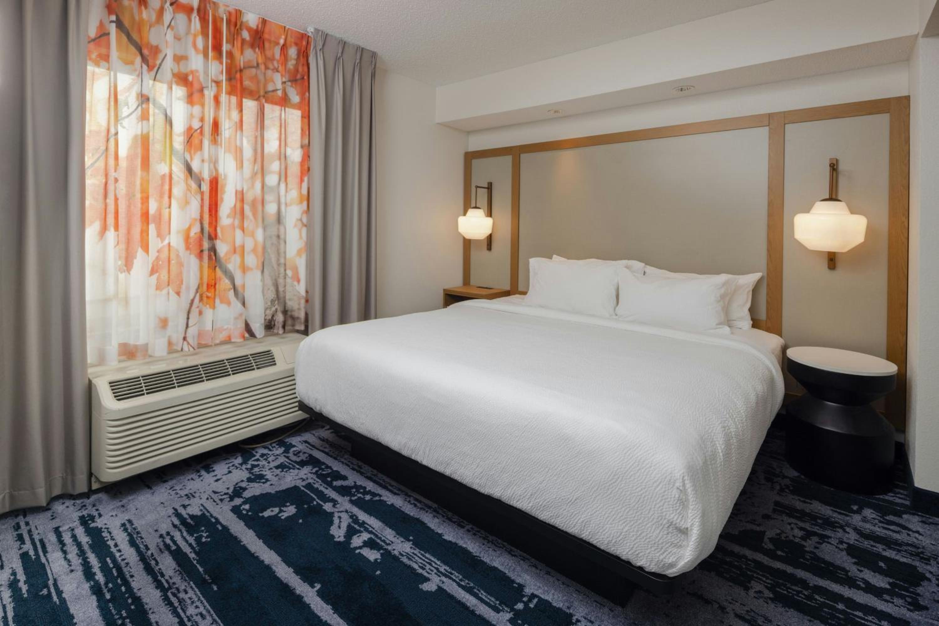 Studio with King Bed, Roll-In Shower and Sofa Bed - Mobility Access