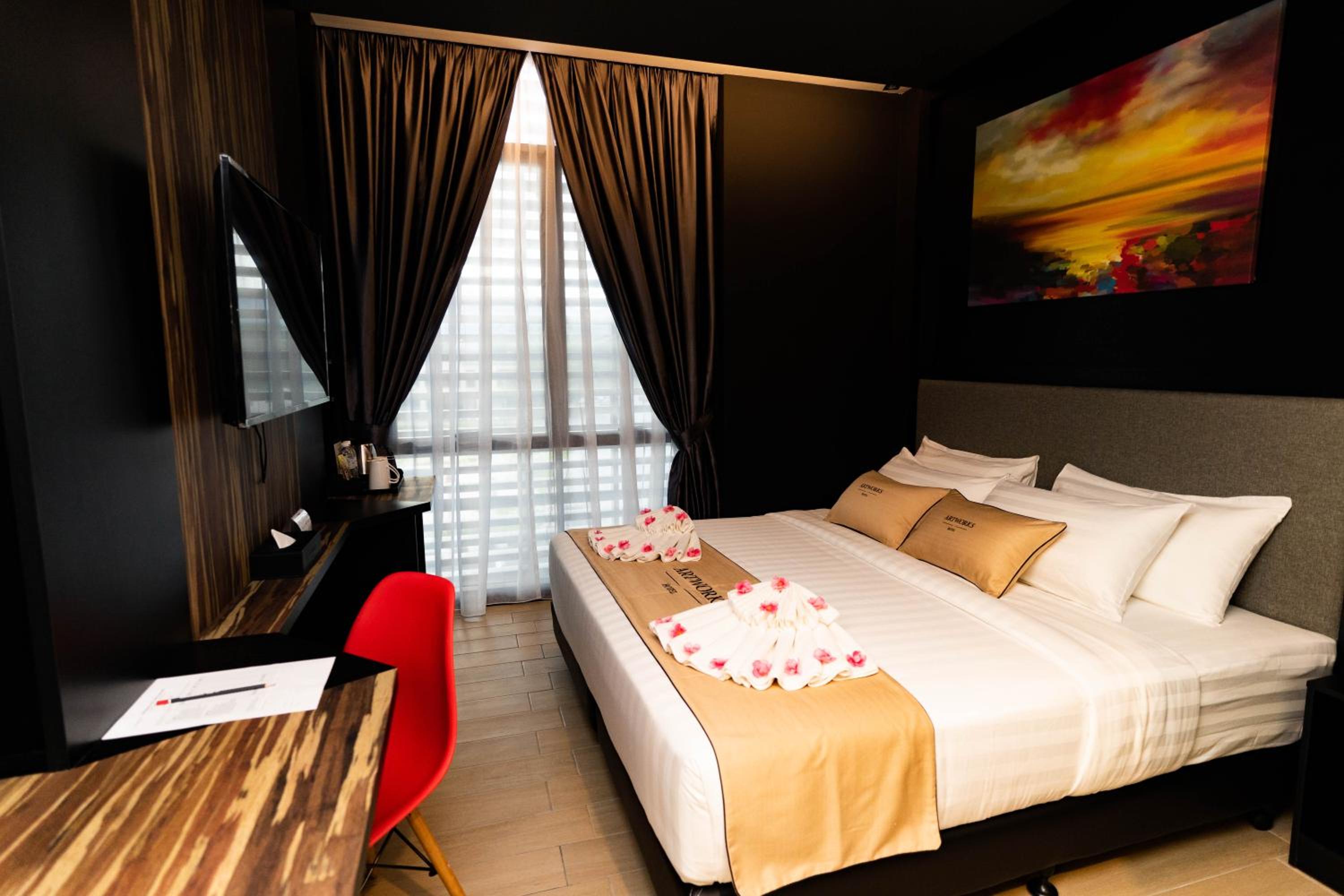 Deluxe King Room with Window