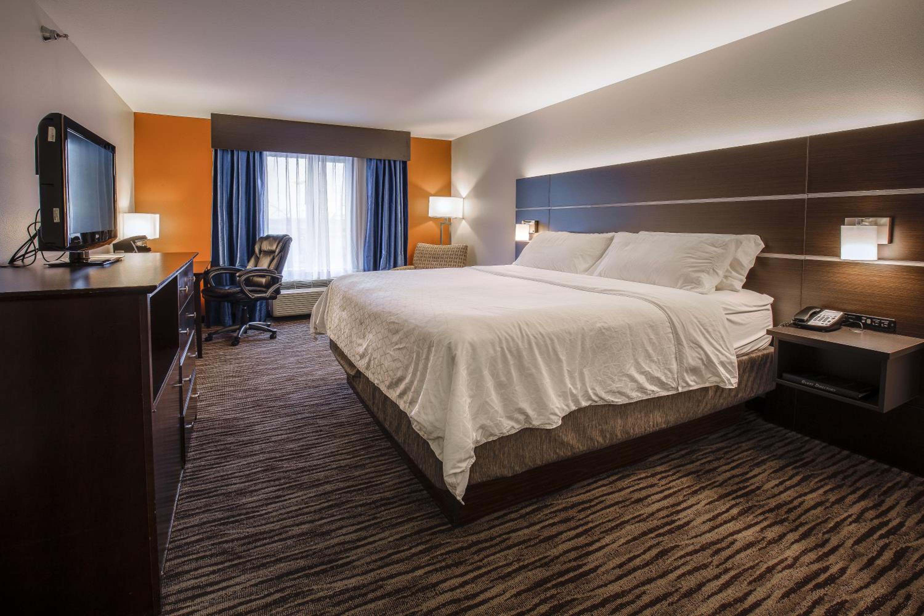 Standard King Room with Roll-in Shower - Mobility Accessible