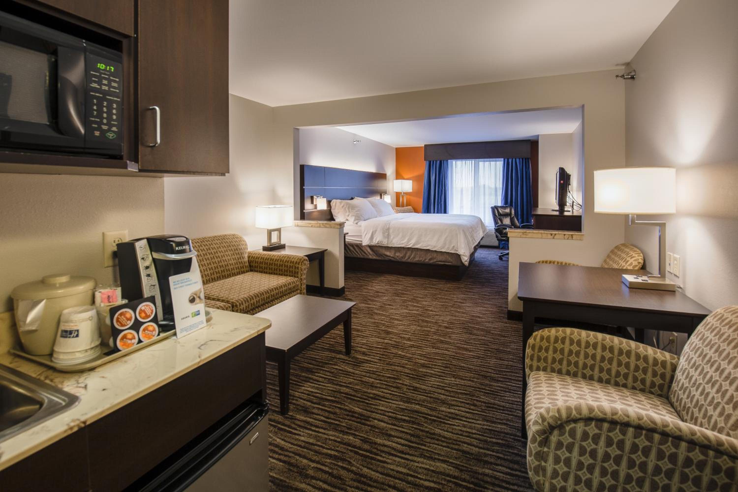 One-Bedroom Suite with King Bed Mobility Access Tub - Non-Smoking