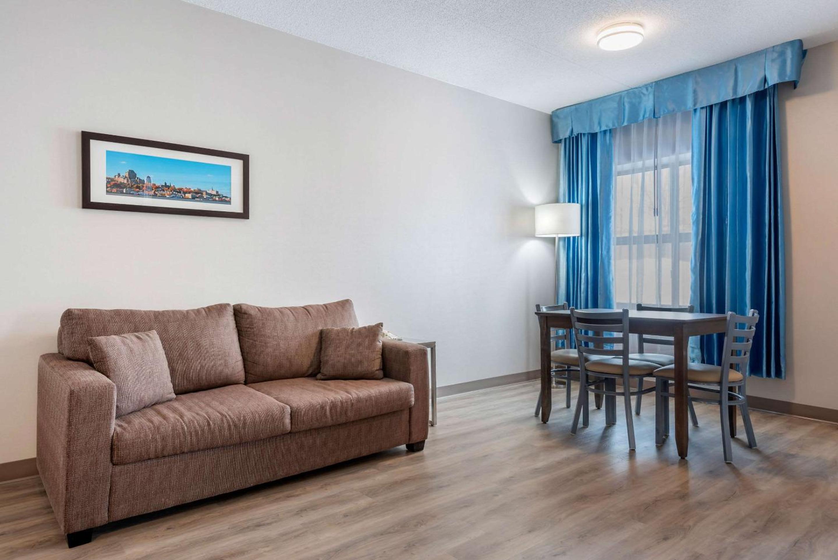 King Suite with Sofa Bed - Non-Smoking - Photo 4