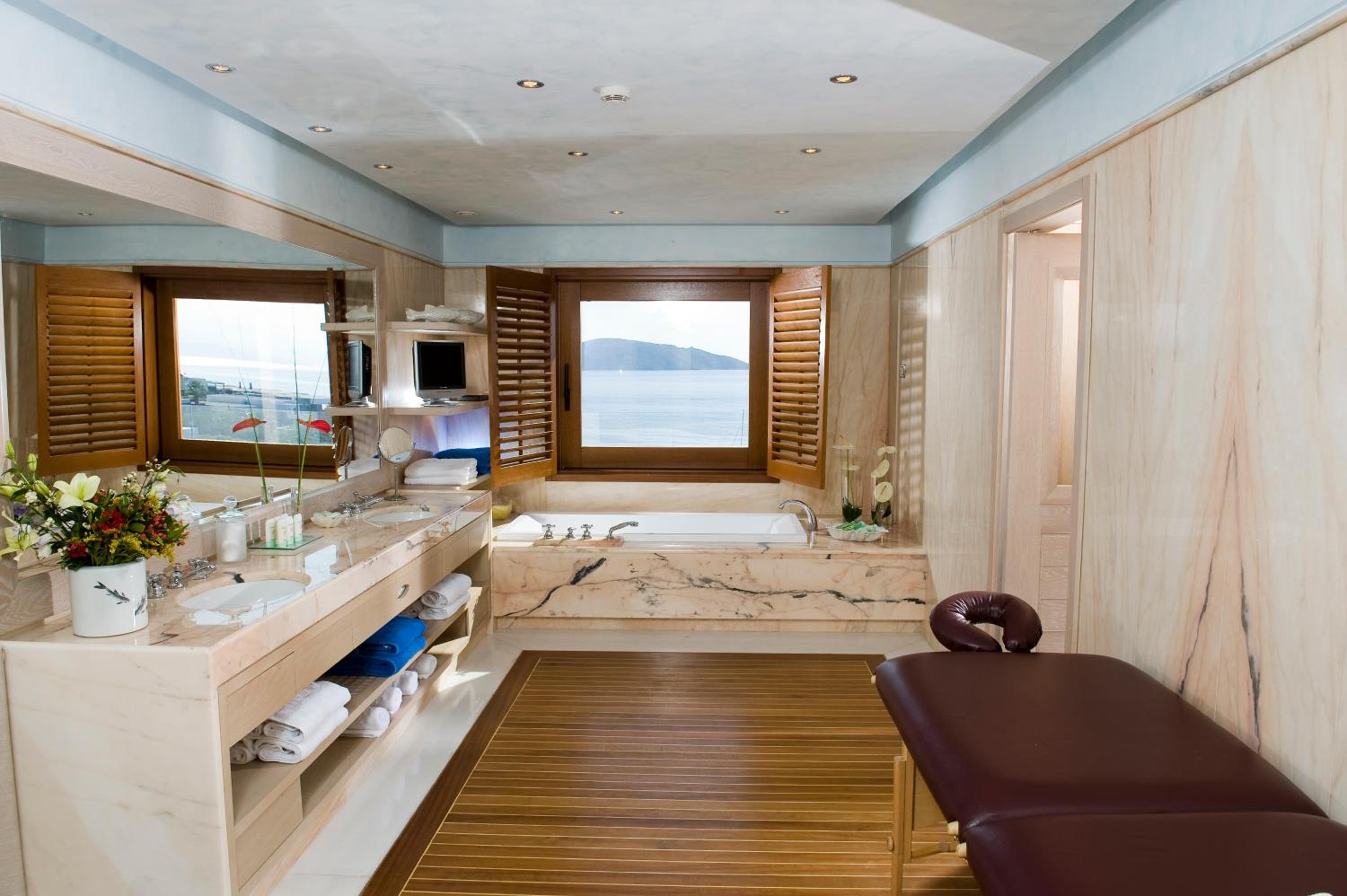 Deluxe Hotel Suite with Sea View - Photo 5