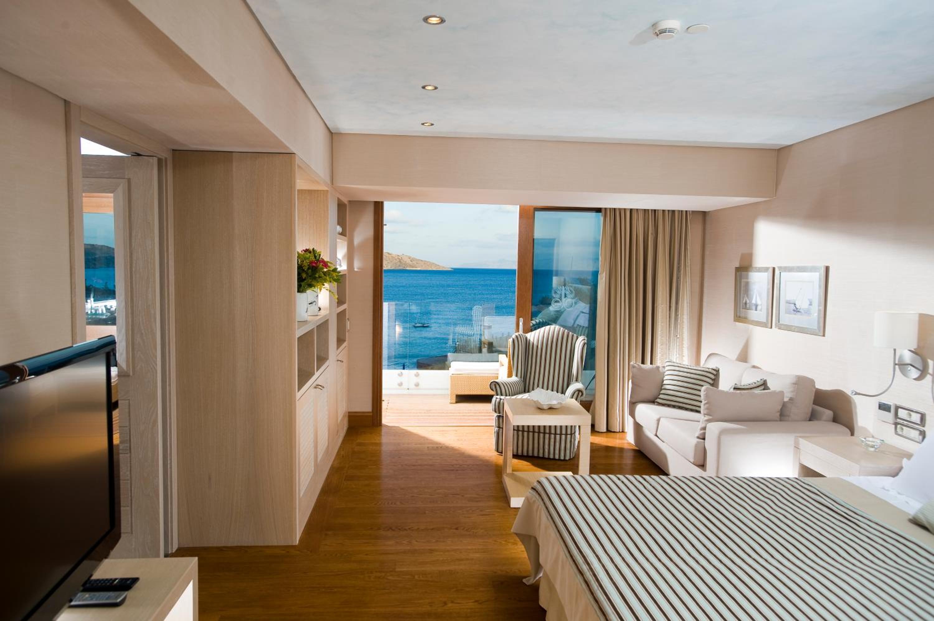 Deluxe Hotel Suite with Sea View - Photo 3