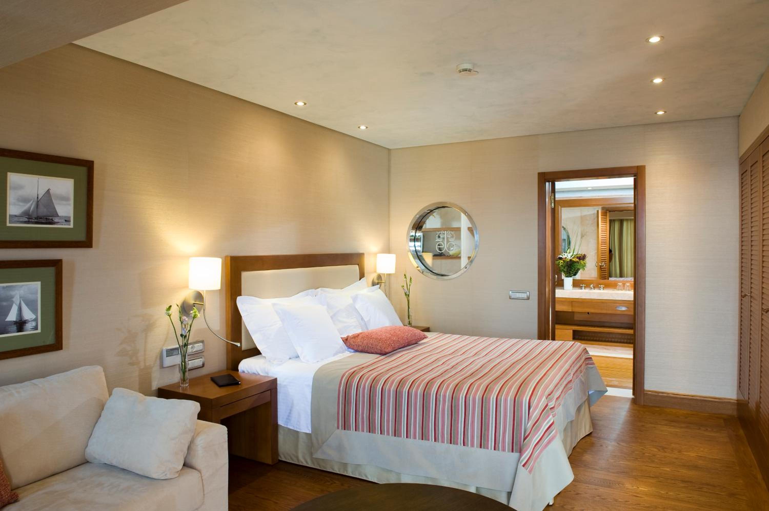 Deluxe Hotel Suite with Sea View - Photo 2